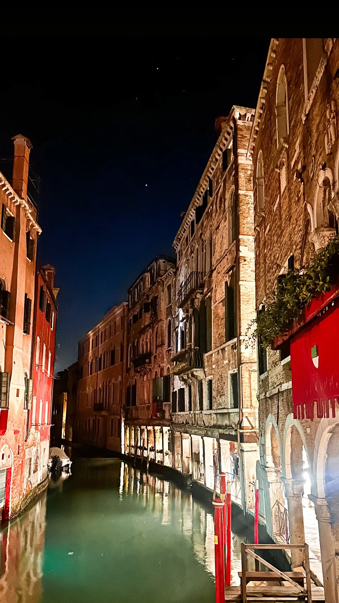wander-senses-venice-by-night-buildings.jpg
