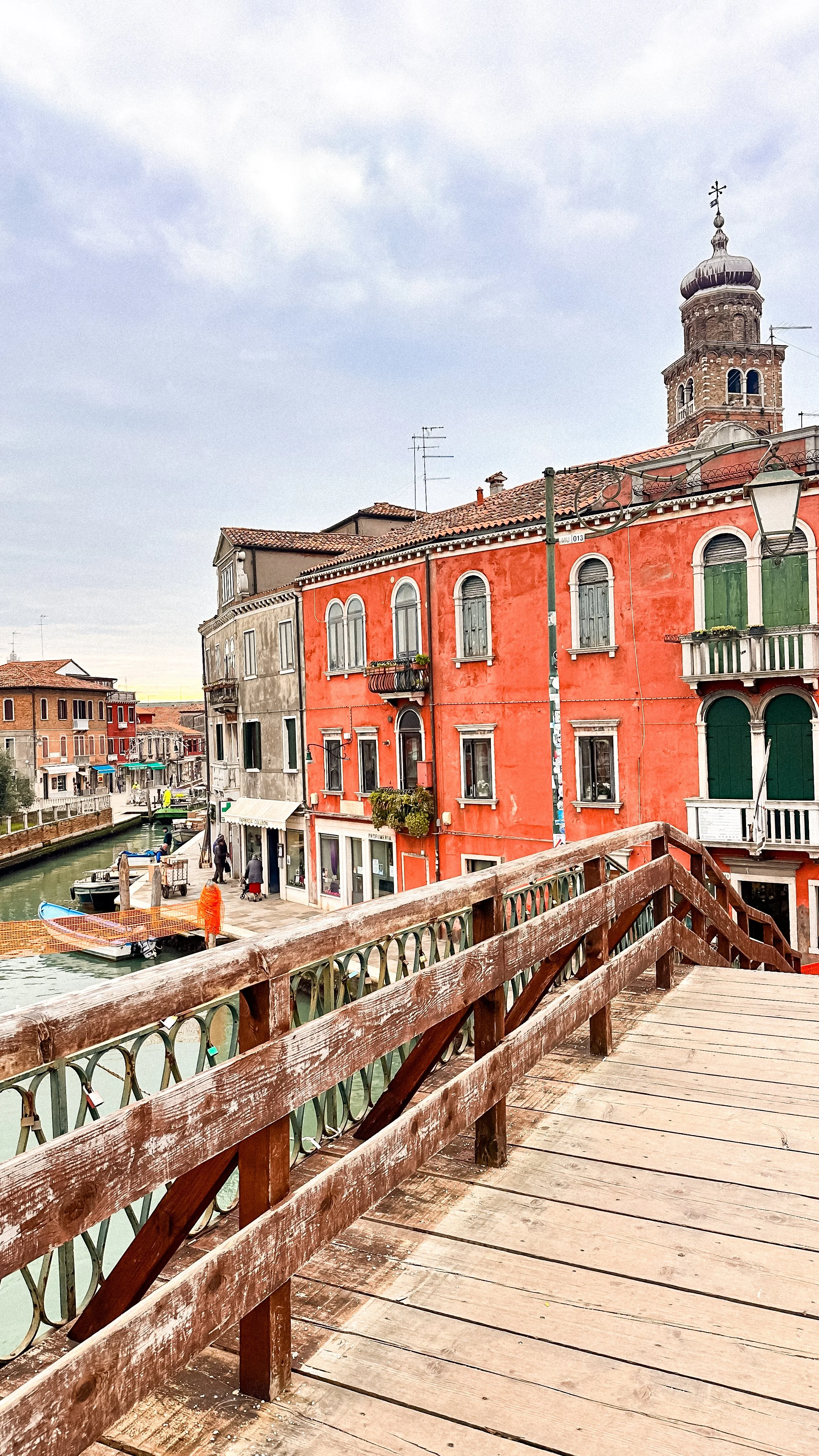 wander-senses-murano-wood-bridge-canal-colorful-buildings.jpg