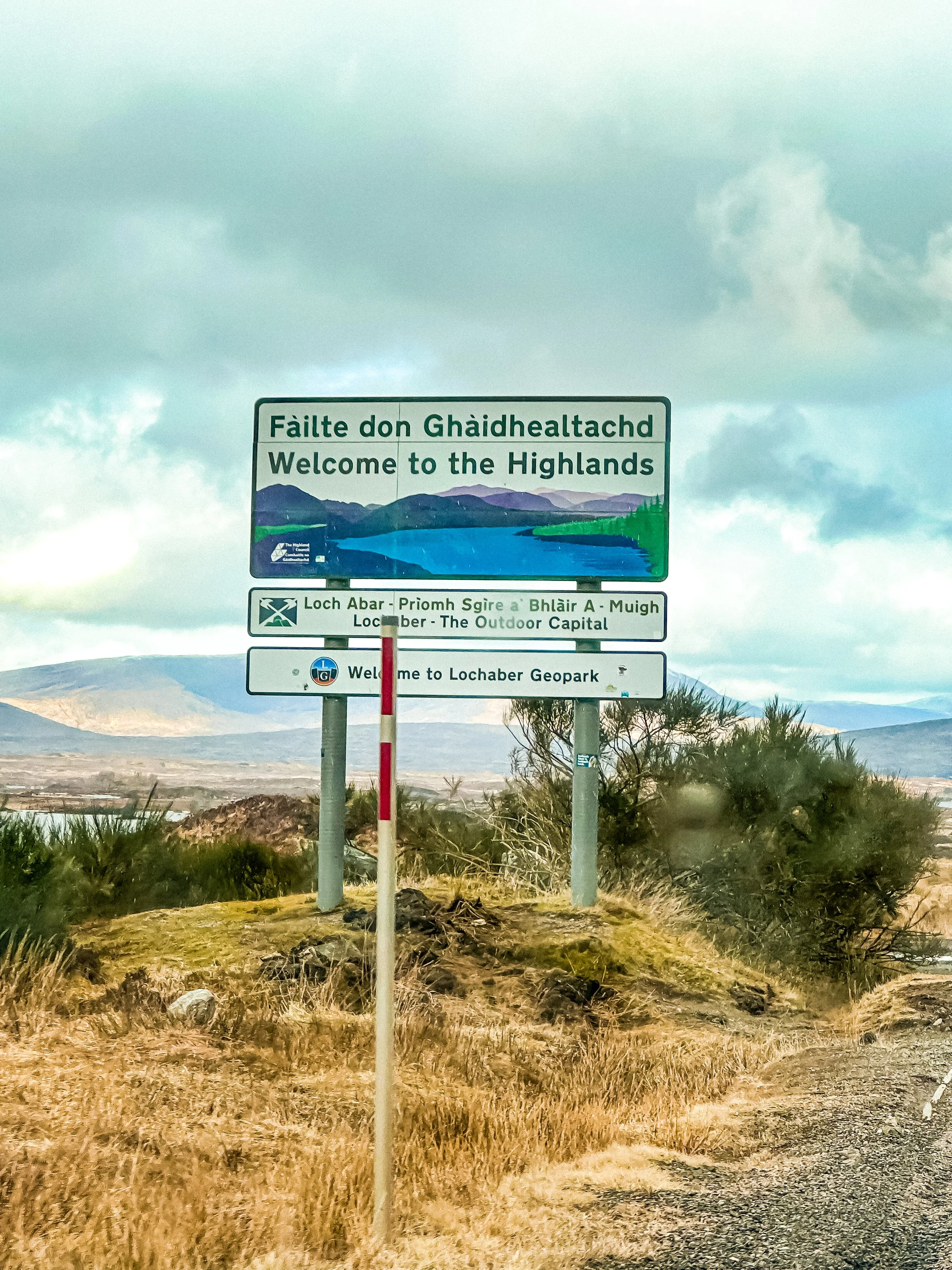wander-senses-road-signs-welcome-highlands-scotland.jpg