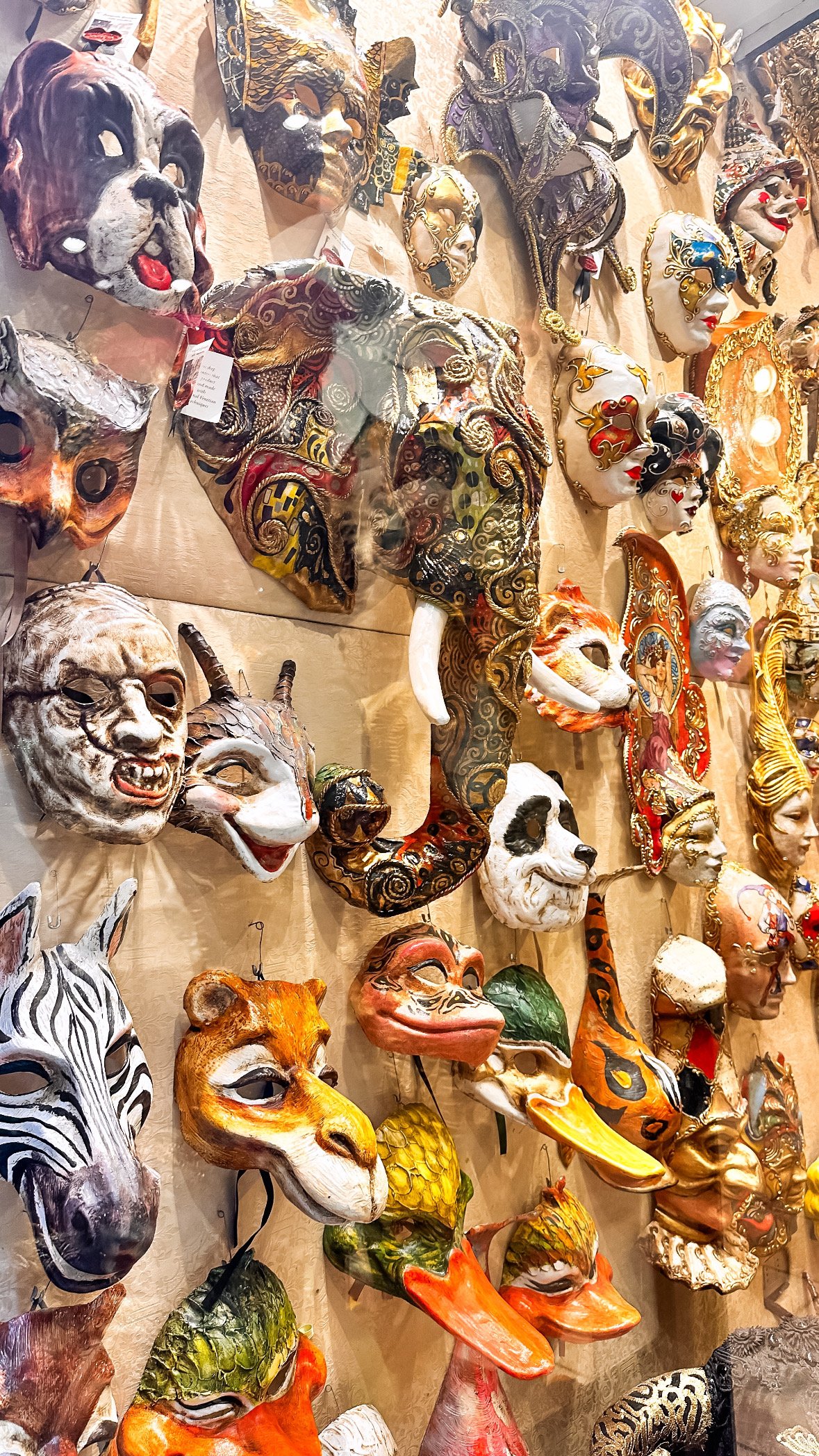 wander-senses-carnival-masks-venice.jpg