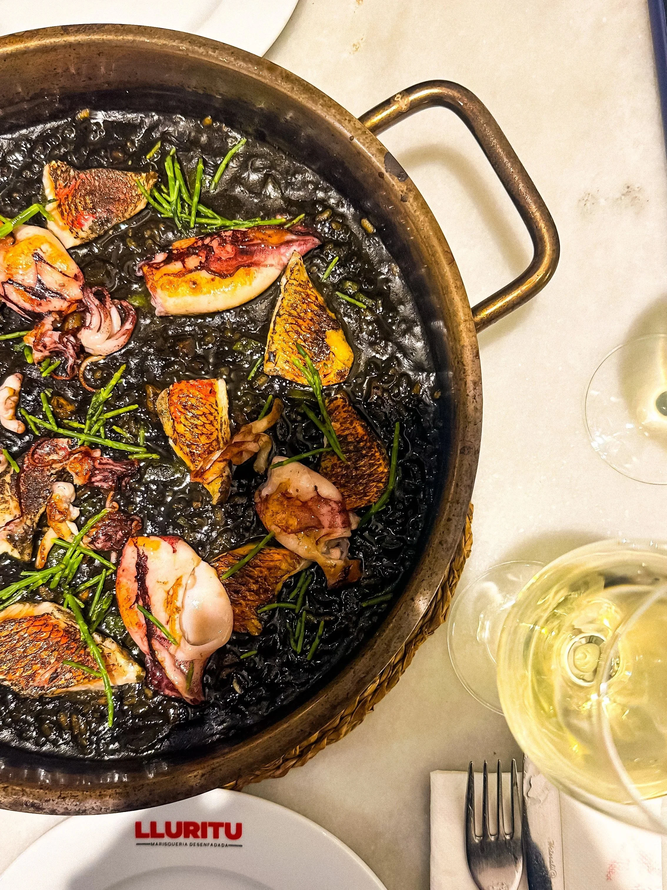 black paella at Llutiru restaurant in Barcelona