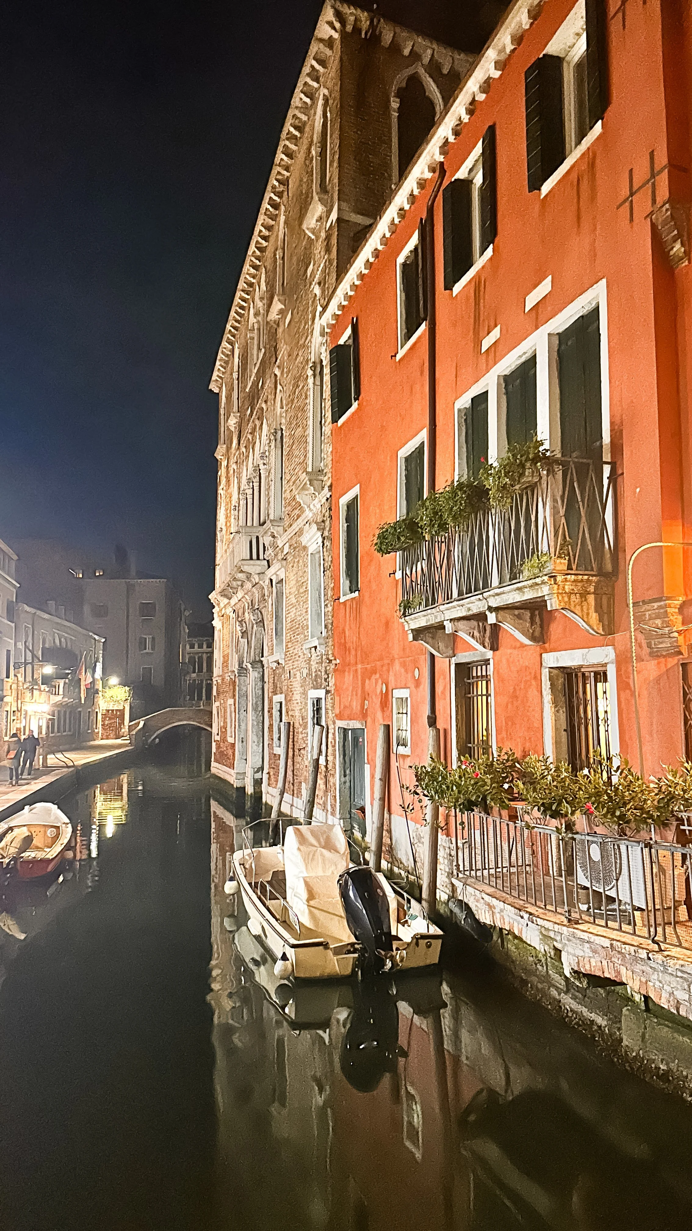 wander-senses-venice-by-night-red-building-with-green-windows.jpg