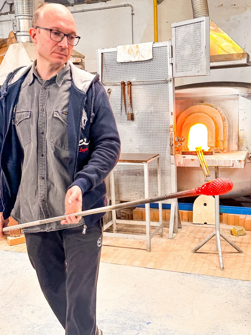 wander-senses-murano-glass-factory-making-a-jar.JPG