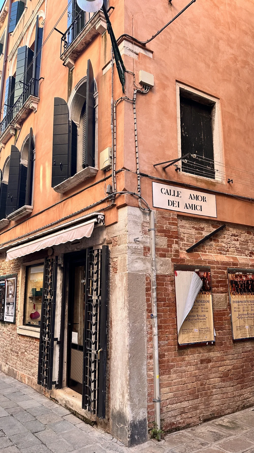 wander-senses-venice-calle-amor-dei-amici-small-street.JPEG