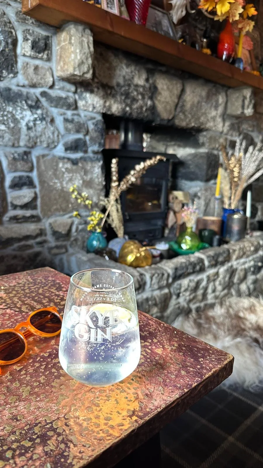 wander-senses-stein-inn-interior-bar-glass-of-gin-isle-of-skye-highlands.jpeg
