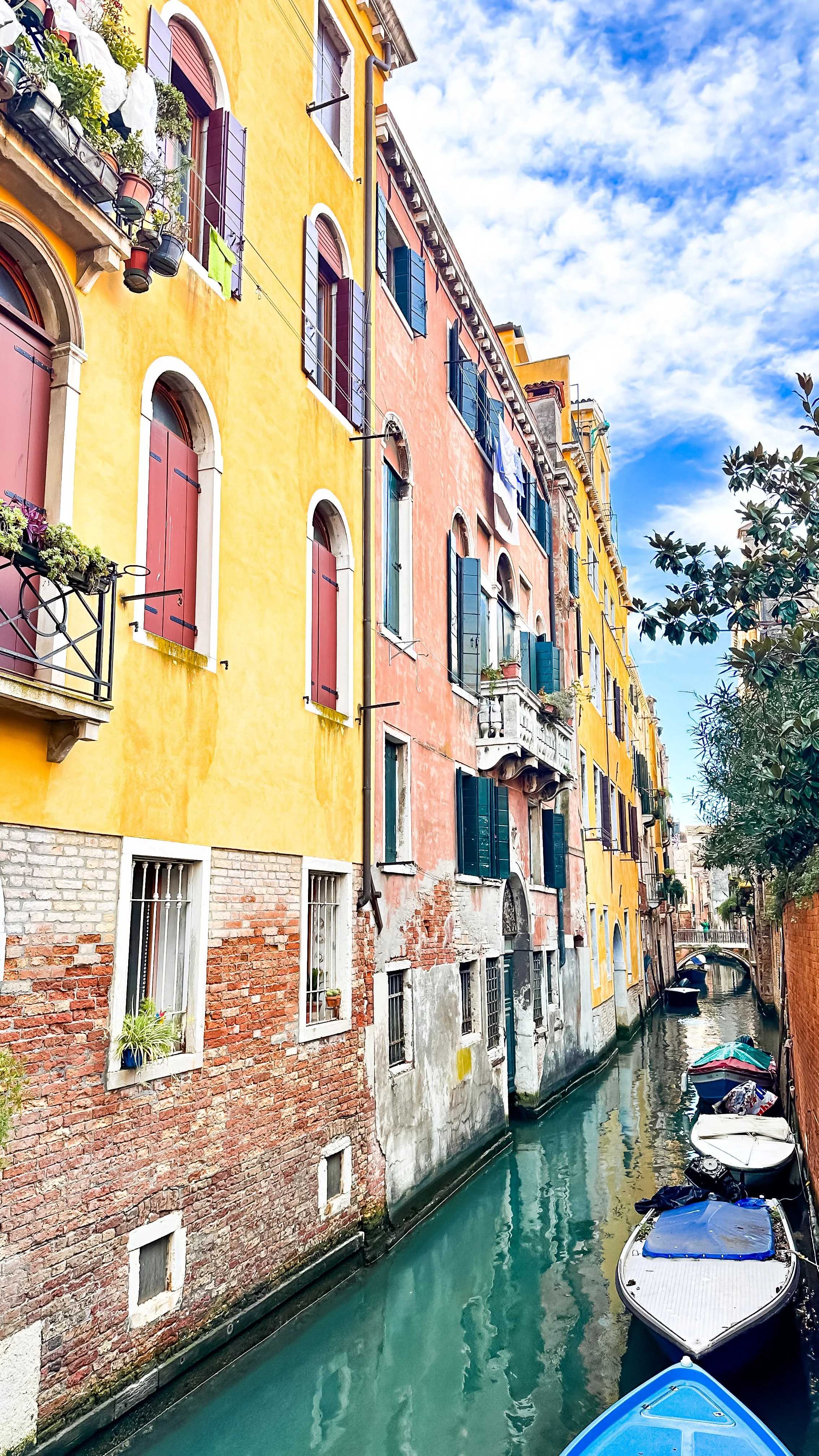 wander-senses-dorsodouro-buildings-canals-venice.jpg