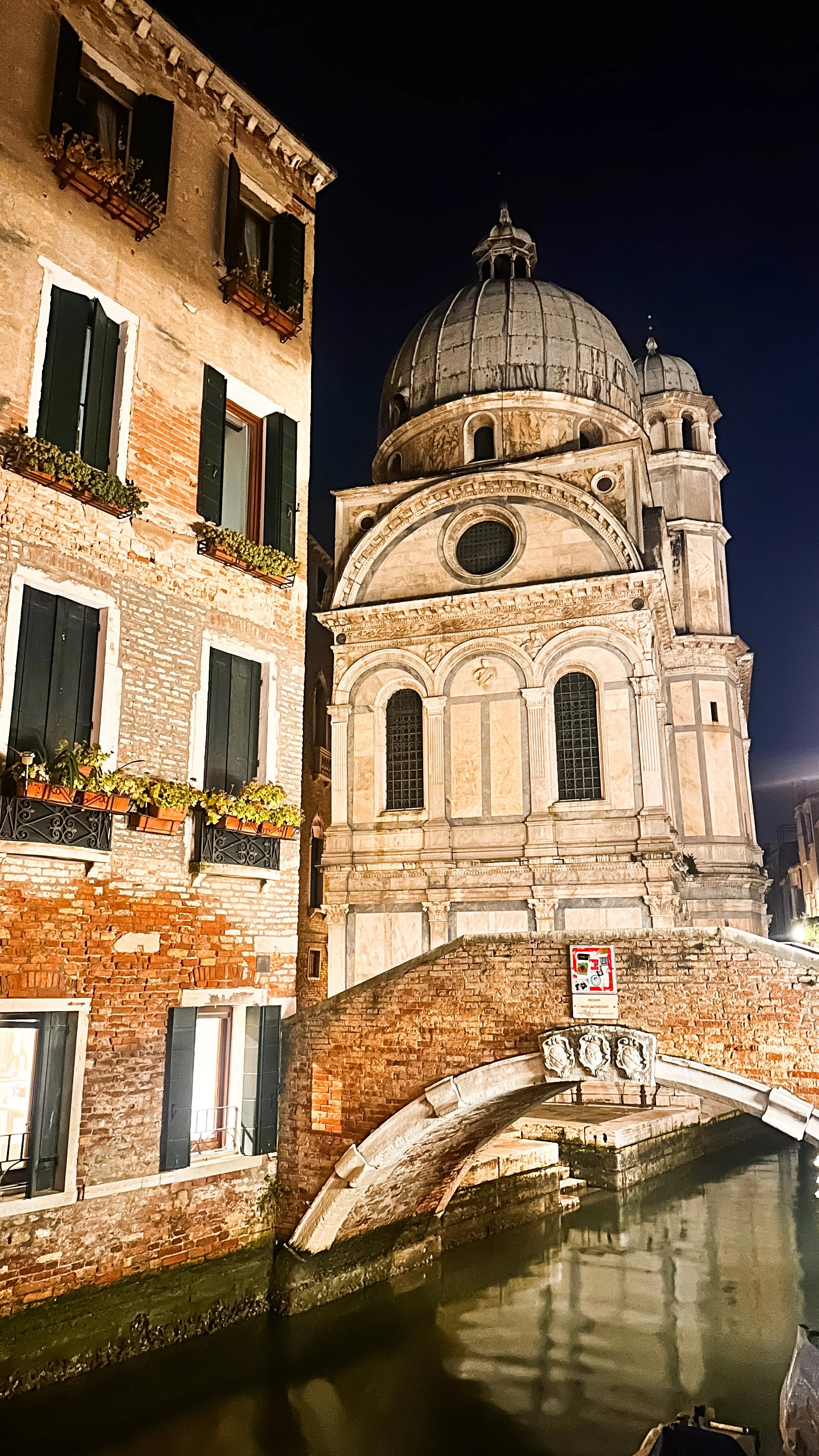 wander-senses-venice-at-night-stone-buildings.jpg