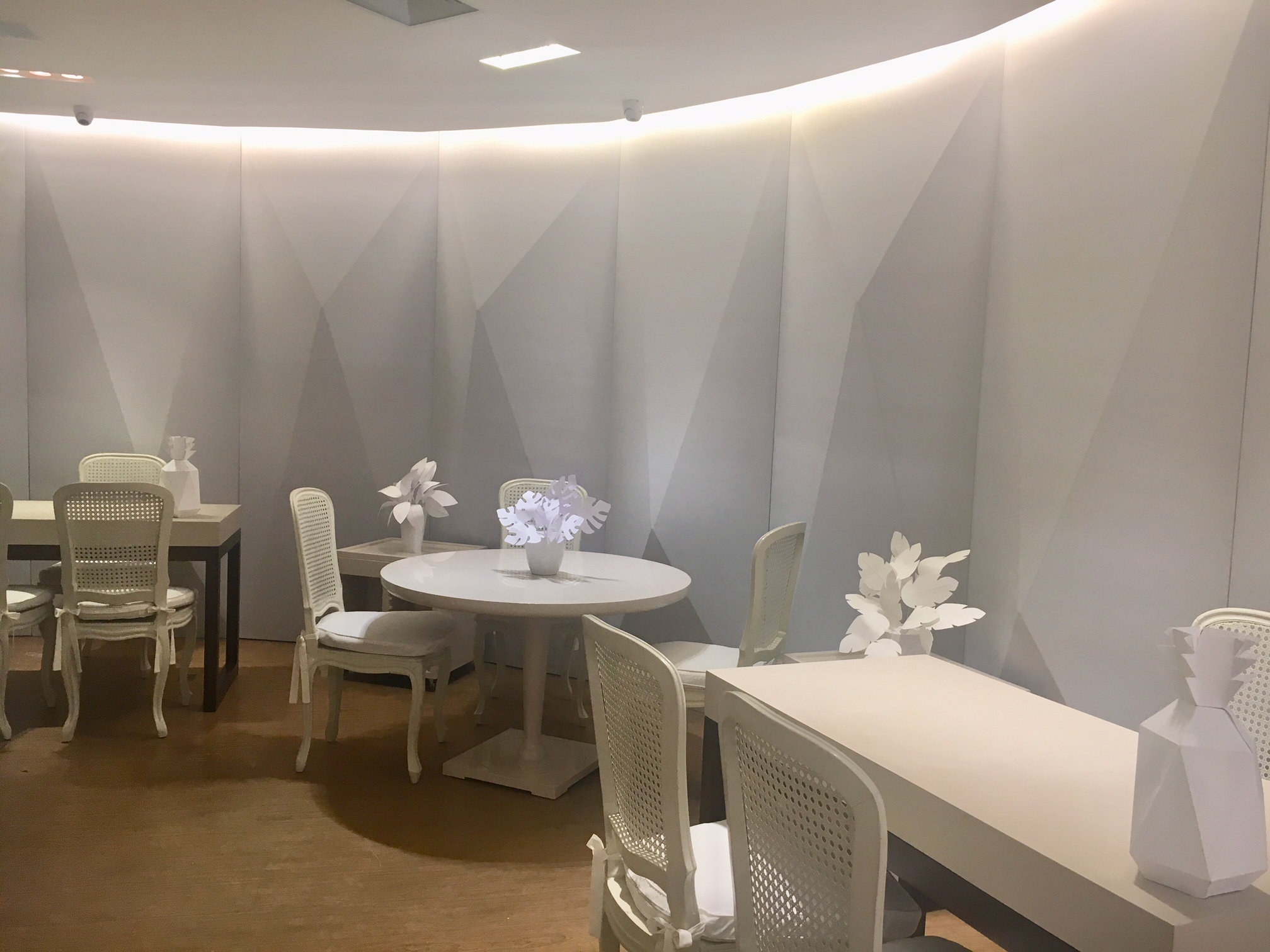 Nove metros de parede curva com fechamento geométrico e mobiliário todo branco. Representação da frieza e rigidez da época, usada como pano de fundo construído para ressaltar o colorido das jóias e a exuberância da personalidade de Carmem Miranda.&n…