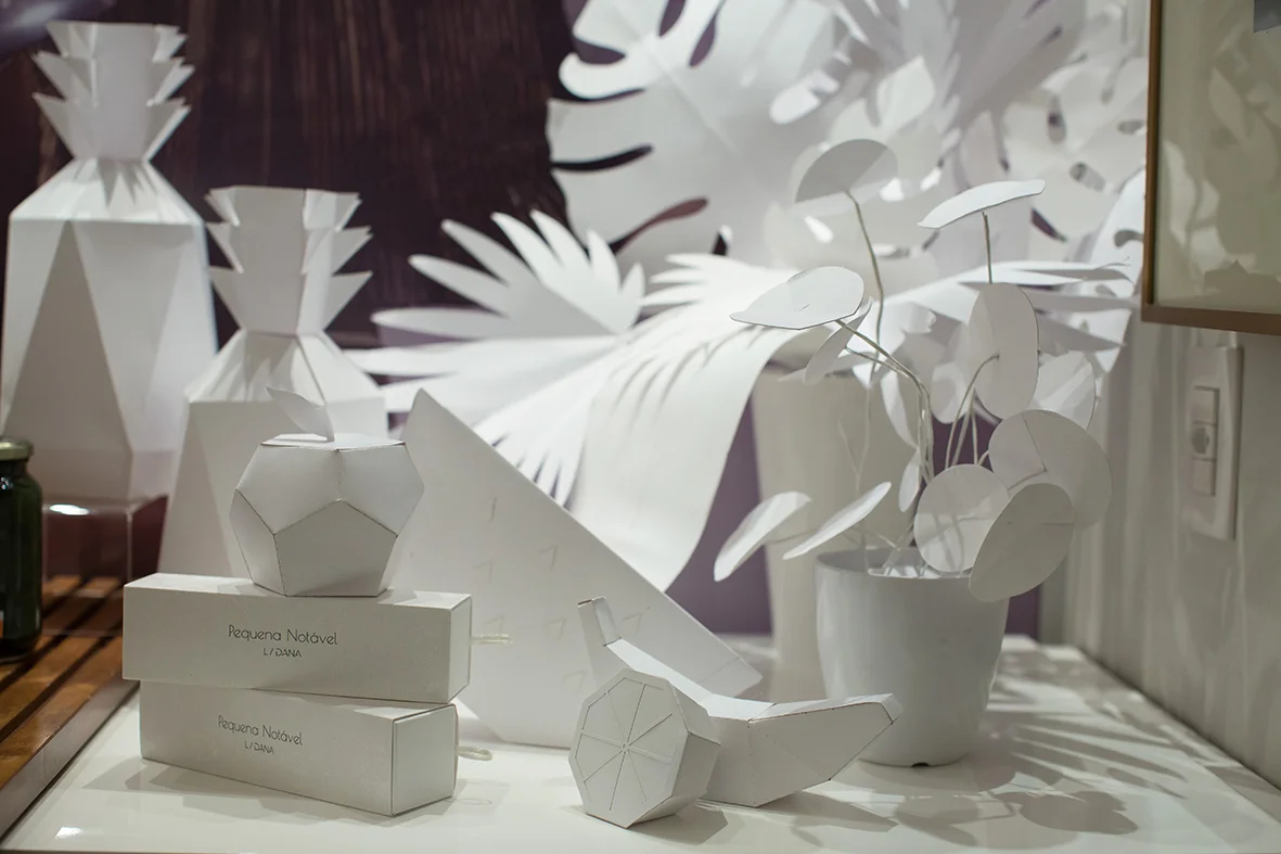 Já o backdrop de folhagens brancas e os arranjos em papel foi função para a minha parceira e teacher de floral em papel, Flavia Carrano executar.