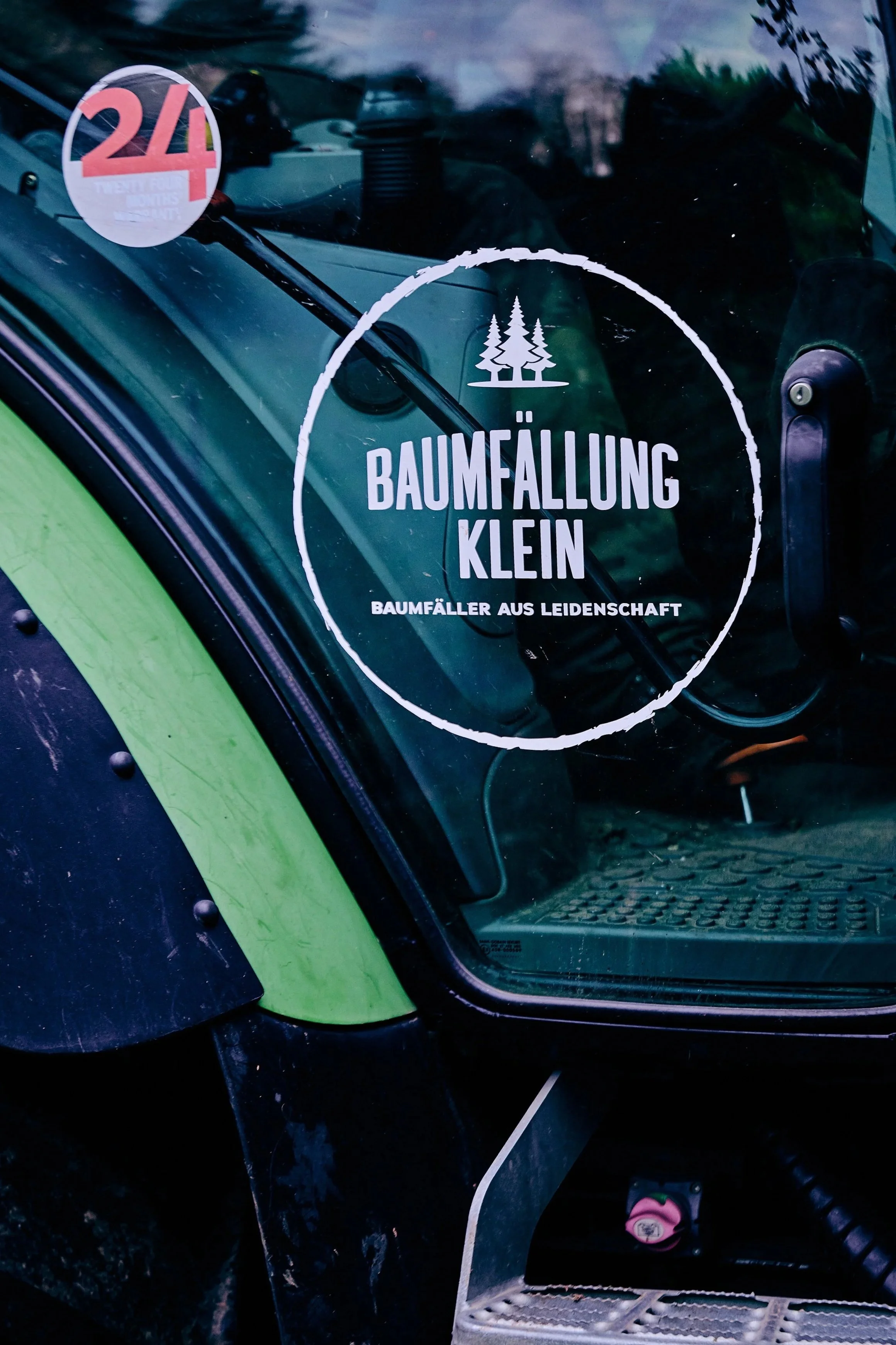 Traktor mit Logo Baumfaellung Klein