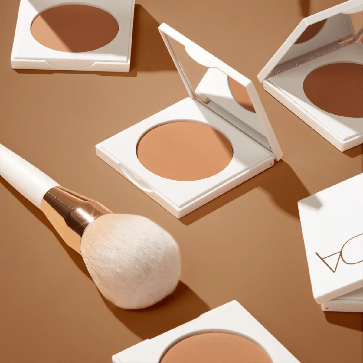 Nuda_Bronzing_Powder_Brush_7.webp