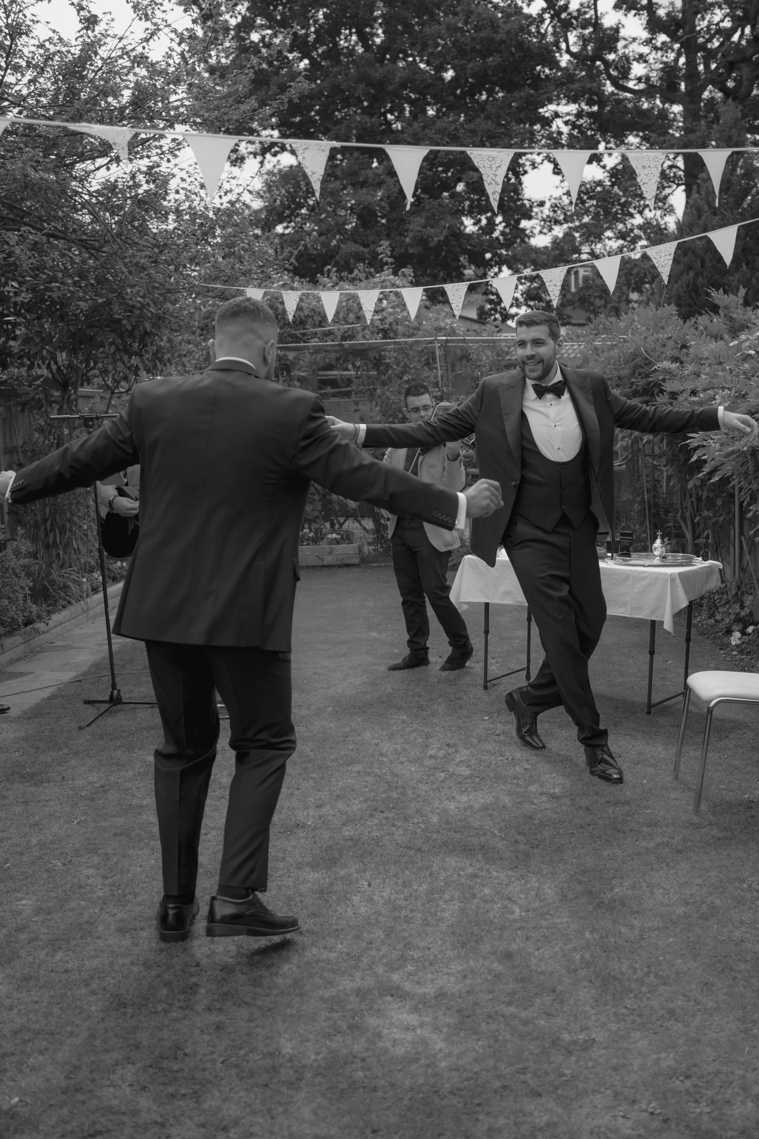groom and groomsmen dancing at a stolisma