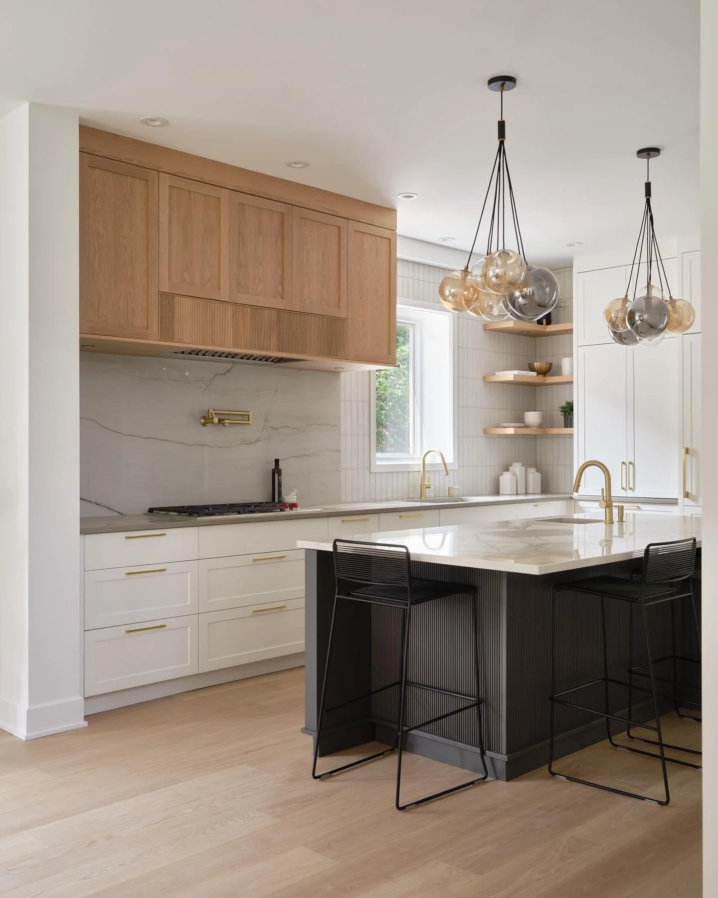 ⁣⠀
⠀
⠀
⠀
Projet Murray⠀
⠀
⠀
Design : @isabelle.cardinal.designer⠀
⠀
Photos : @philbernard_photographe⠀
⠀
⠀
#interiordesign #kitchendesign #kitchen #customcabinetry #montreal