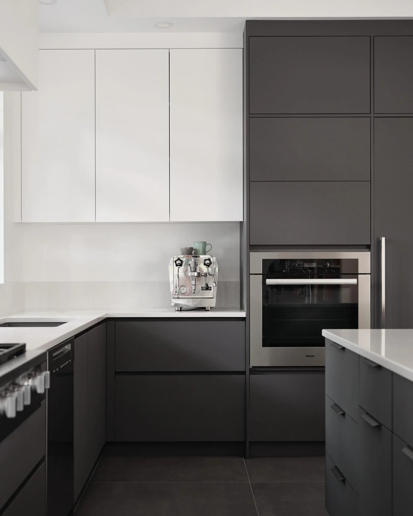 ⁣Projet Mountain⠀
⠀
⠀
Design : @isabelle.cardinal.designer⠀
⠀
Photos : @philbernard_photographe⠀
⠀
⠀
#interiordesign #kitchendesign #kitchen #customcabinetry #montreal