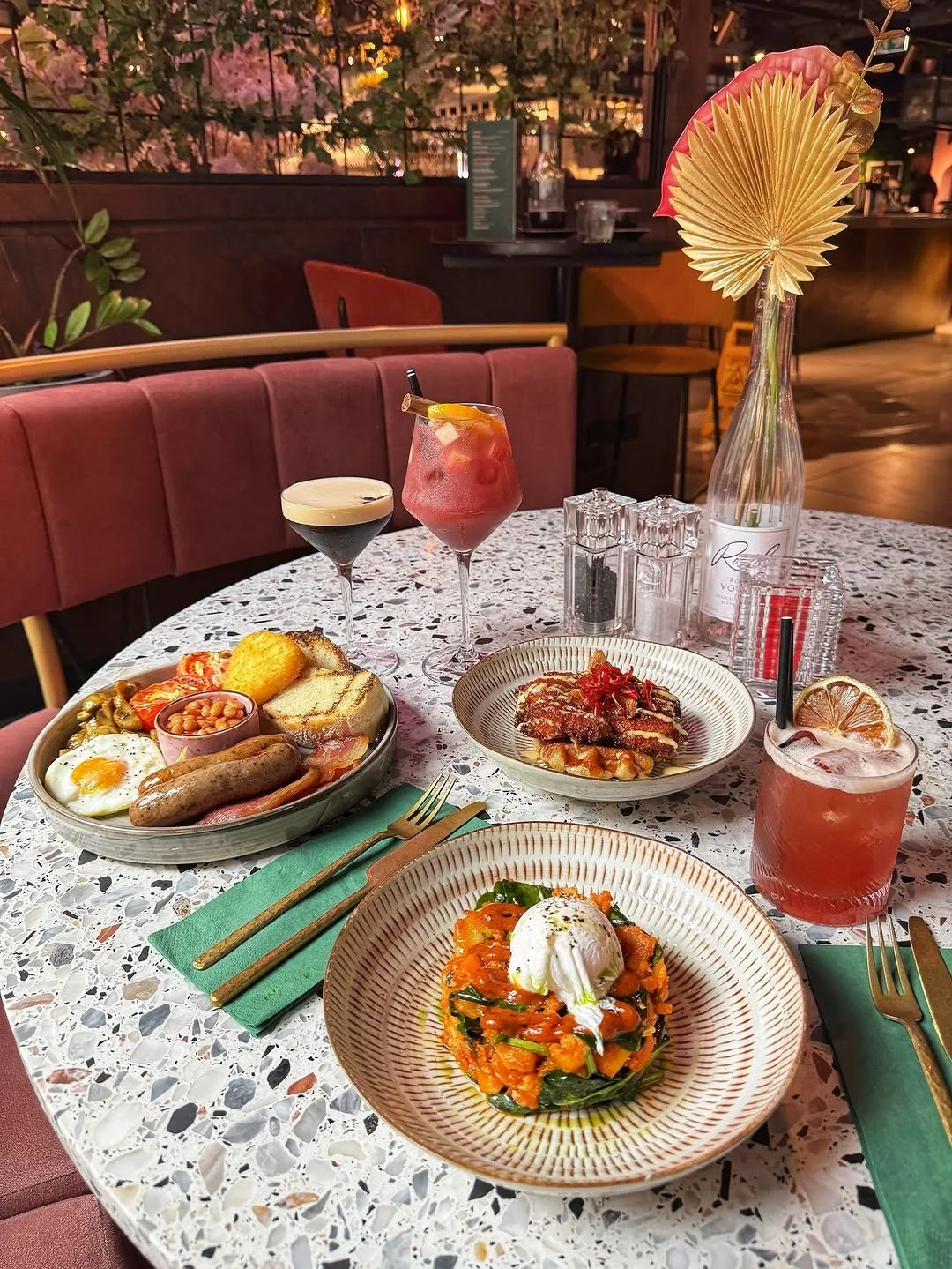 Manchester&rsquo;s best Bottomless Brunch just called&hellip; and it wants you 👀🥂

Looking for a way to spice up your weekend? 

Any large plate and unlimited drinks. &pound;40pp for 90 minutes. Every Friday, 12-7pm &amp; Saturday 12-4pm.

Book at 