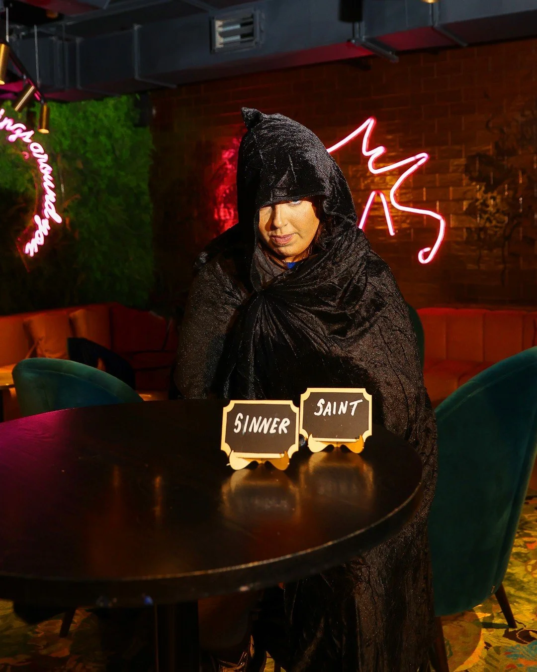 ✨ GIVEAWAY ✨⁠

With The Traitors finale this Friday, we're giving one lucky winner the chance to celebrate in style. Our giveaway includes:
⁠
🏨 One night stay for two at YOTEL Manchester
🖤 Cloaks⁠ to channel your inner Sinner
🥂 A bottle of sparkli