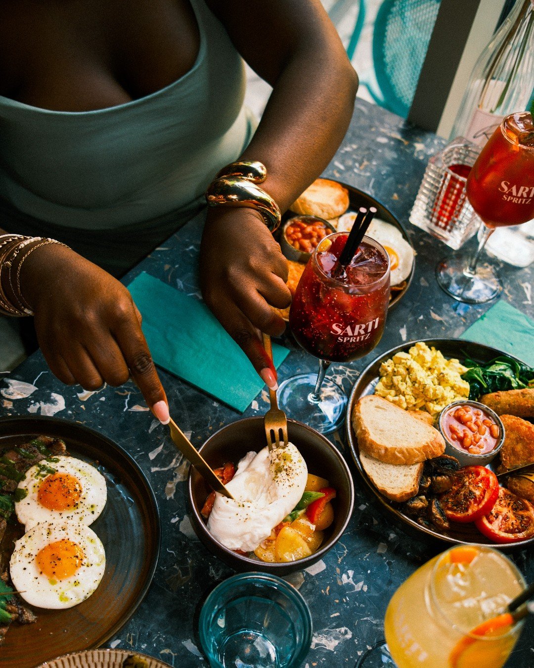 Treat Mum to Motley's iconic bottomless brunch this Sunday 🍳 🍹 

For only &pound;40pp, tuck into a brunch classic main with unlimited drinks for 90 minutes 

Click the link in bio to book while there's still time