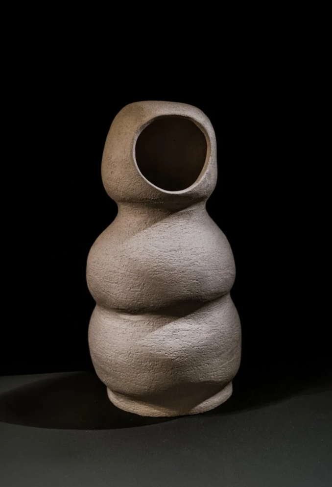 Kunstvolles keramisches Skulptur in Form einer abstrakten, gestapelten menschlichen Figur, auf schwarzem Hintergrund