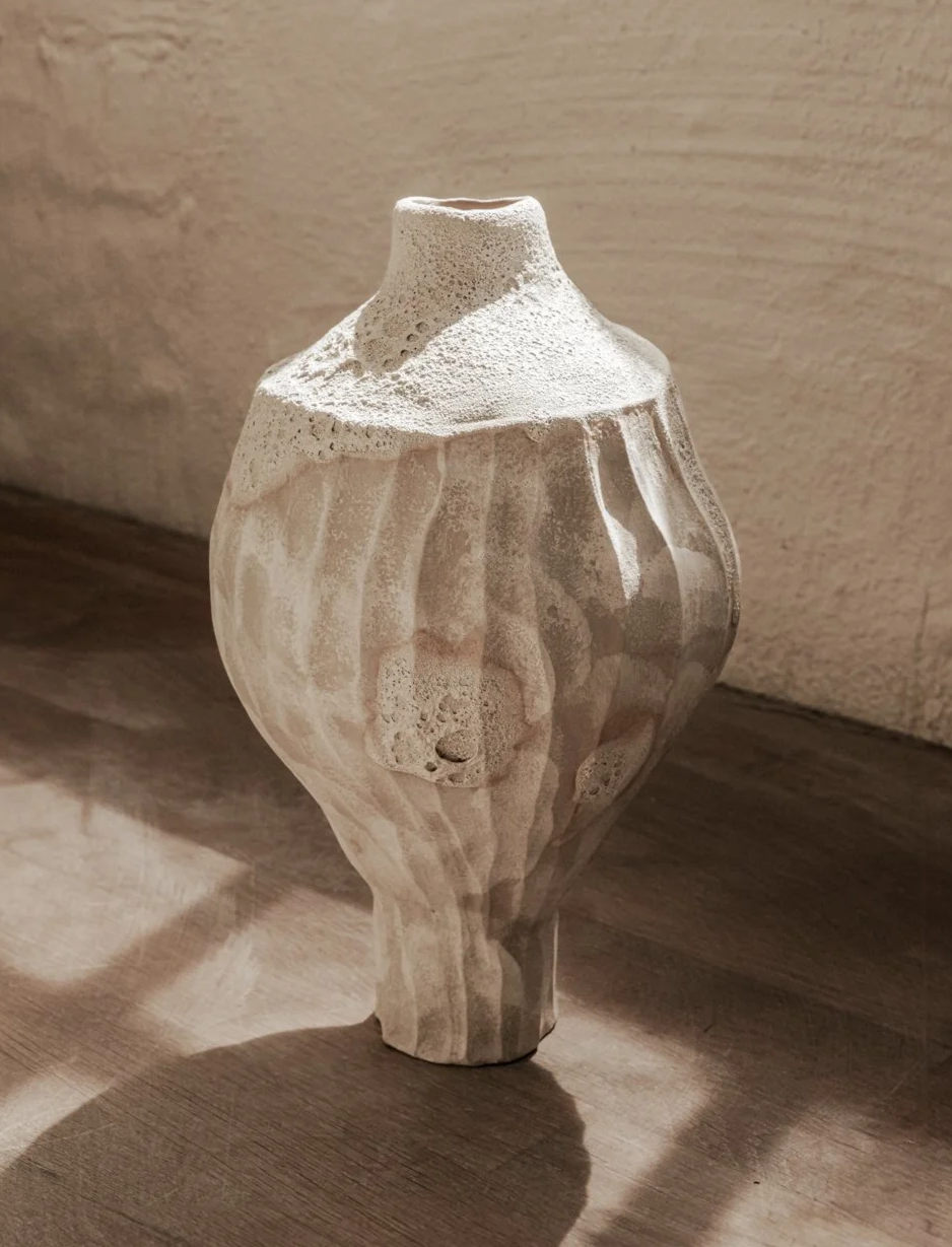 Kunstvolle Keramikvase mit Irisiermuster auf Holzoberfläche