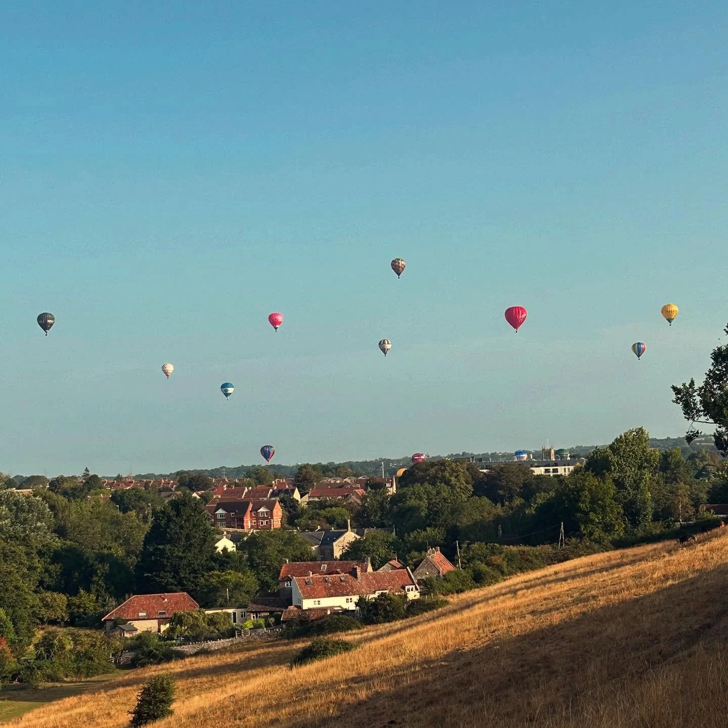 Colourful skies over #Bristol for the #BristolBalloonFiesta #BristolInternationalBalloonFiesta this morning ❤️🎈