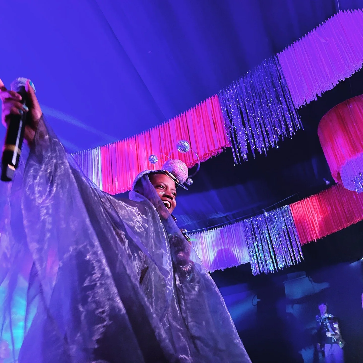 Thrilled to have created the outfit for @mysticmoyo for the first show of the @chapeloflove.earth @wildernesshq - and what an awesome, soulful and uplifting show it was 👏🔥 #costumedesign #costumedesigner #festivals #festivalseason #festivalseason20