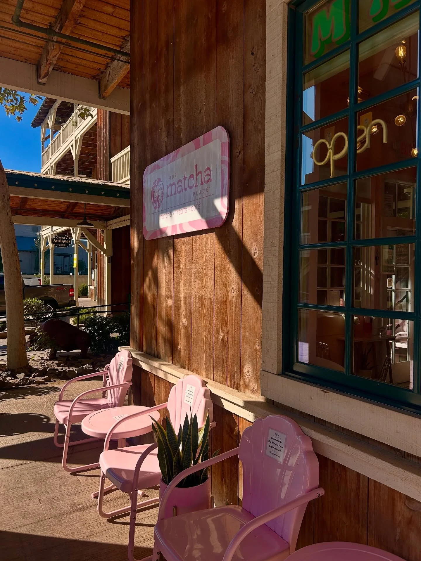 Your weekend matcha spot, pretty in pink 💕 

#oldtowntemecula #ourmatchaplace #ourmatchaplacetemecula #temecula #matcha #smallbusiness #matchalatte #matchacafe #weekend