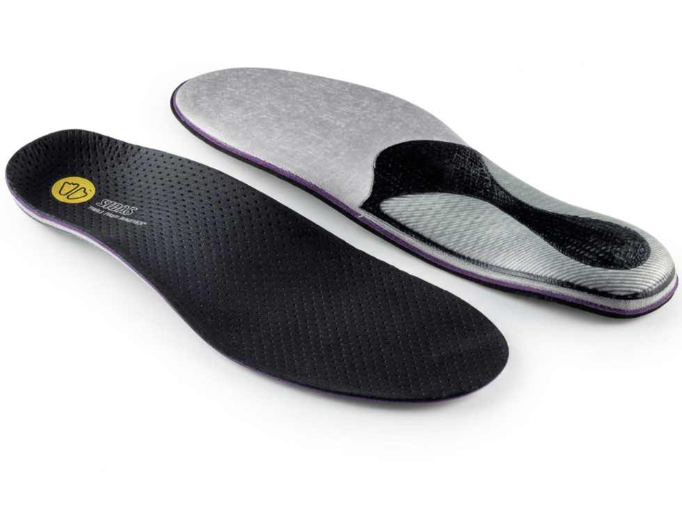 Deux semelles orthopédiques pour chaussures, une en noir perforée et une autre en gris avec un design noir et blanc.