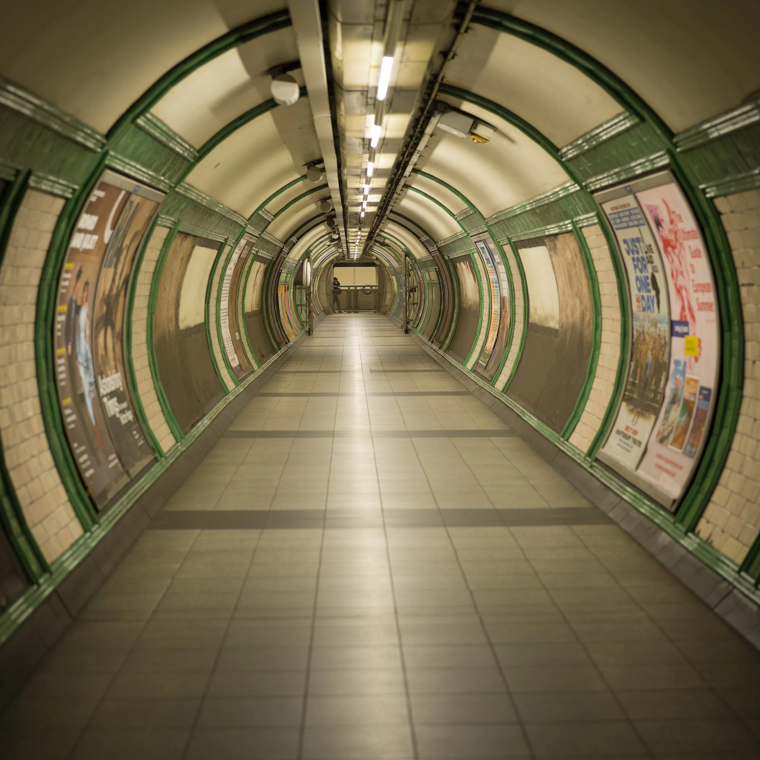 Embankment Underground Station - cross platform tunnel