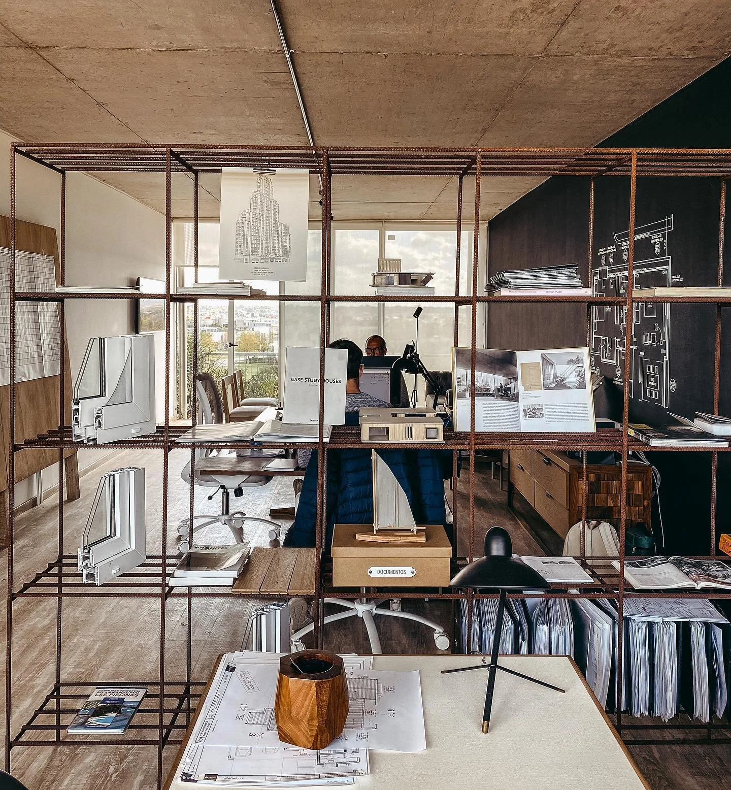 Nuestro estudio en el Edificio Plaza de @puertos_escobar es el espacio en donde proyectamos y documentamos las obras que materializa @enconcretocasas con quienes trabajamos hace a&ntilde;os. 
.
Es un ambiente di&aacute;fano en el que dise&ntilde;amos