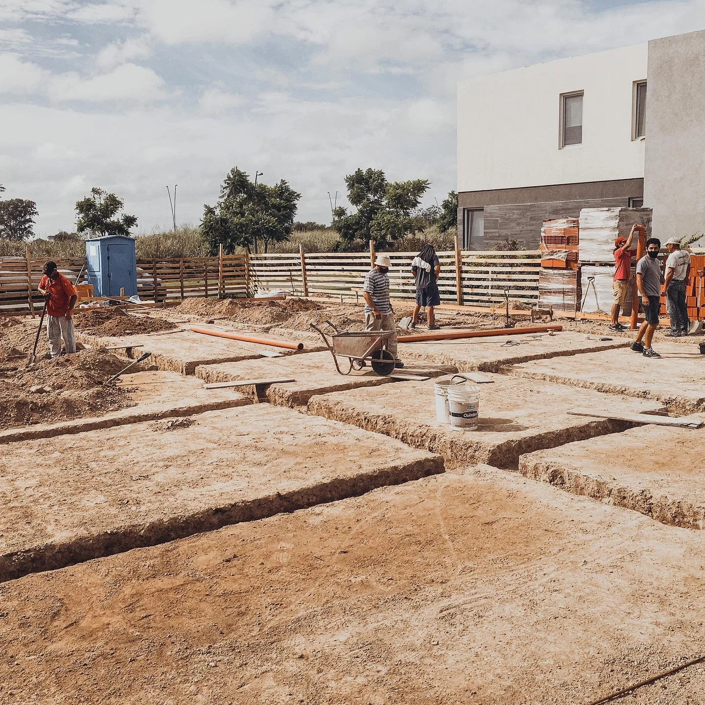 Ver crecer una obra desde sus bases es parte del ciclo que se inicia al dise&ntilde;arla y proyectarla.
.
La materializaci&oacute;n de lo que vemos construido empieza ah&iacute;, en el movimiento de suelos, en las instalaciones y en la estructura.
.
