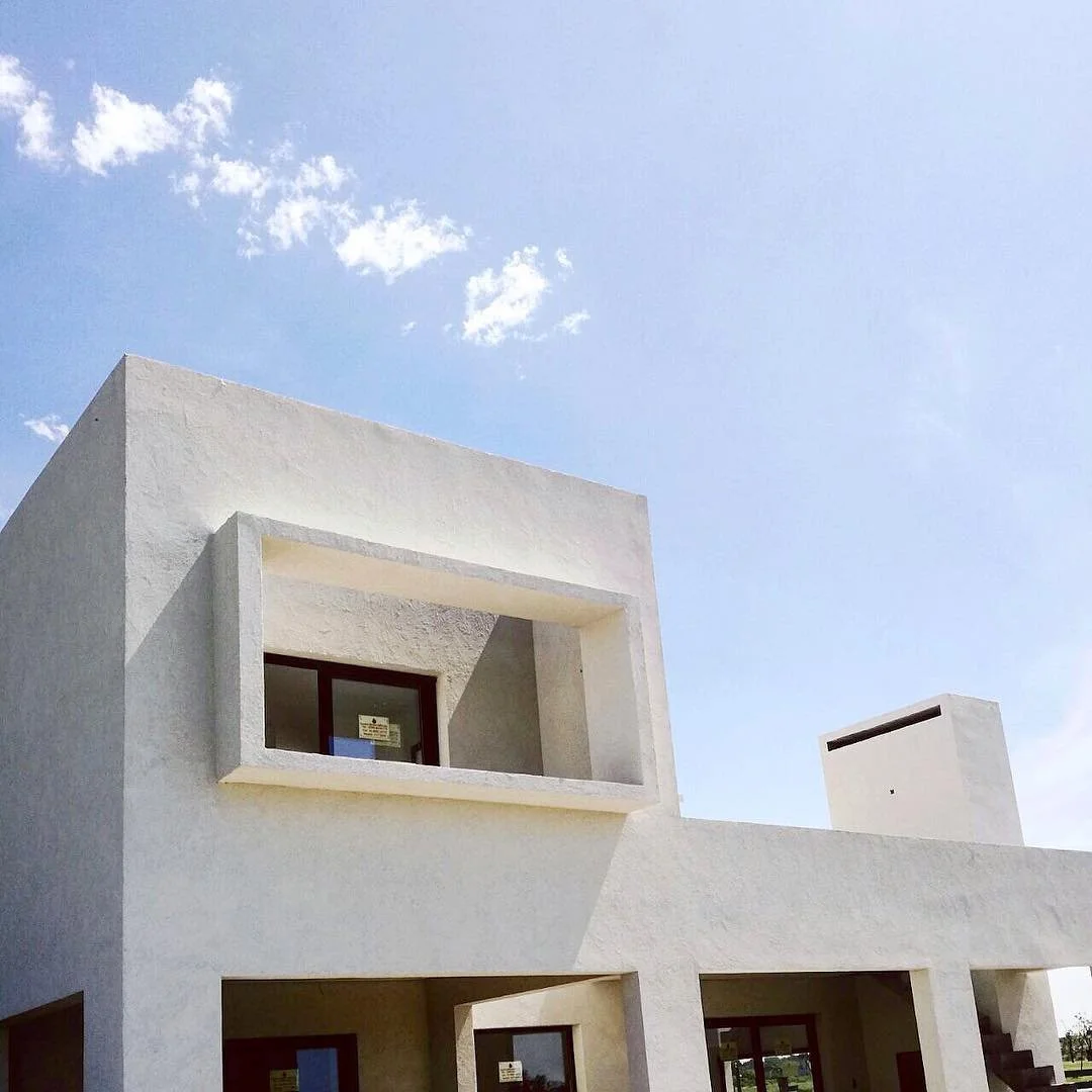 Nos parece un gran desaf&iacute;o dise&ntilde;ar espacios de transici&oacute;n, galer&iacute;as, aleros, recuadros. Son elementos que generan un fuelle entre las casas y su entorno. 
Ac&aacute; vemos el detalle de la expansi&oacute;n de la suite de u