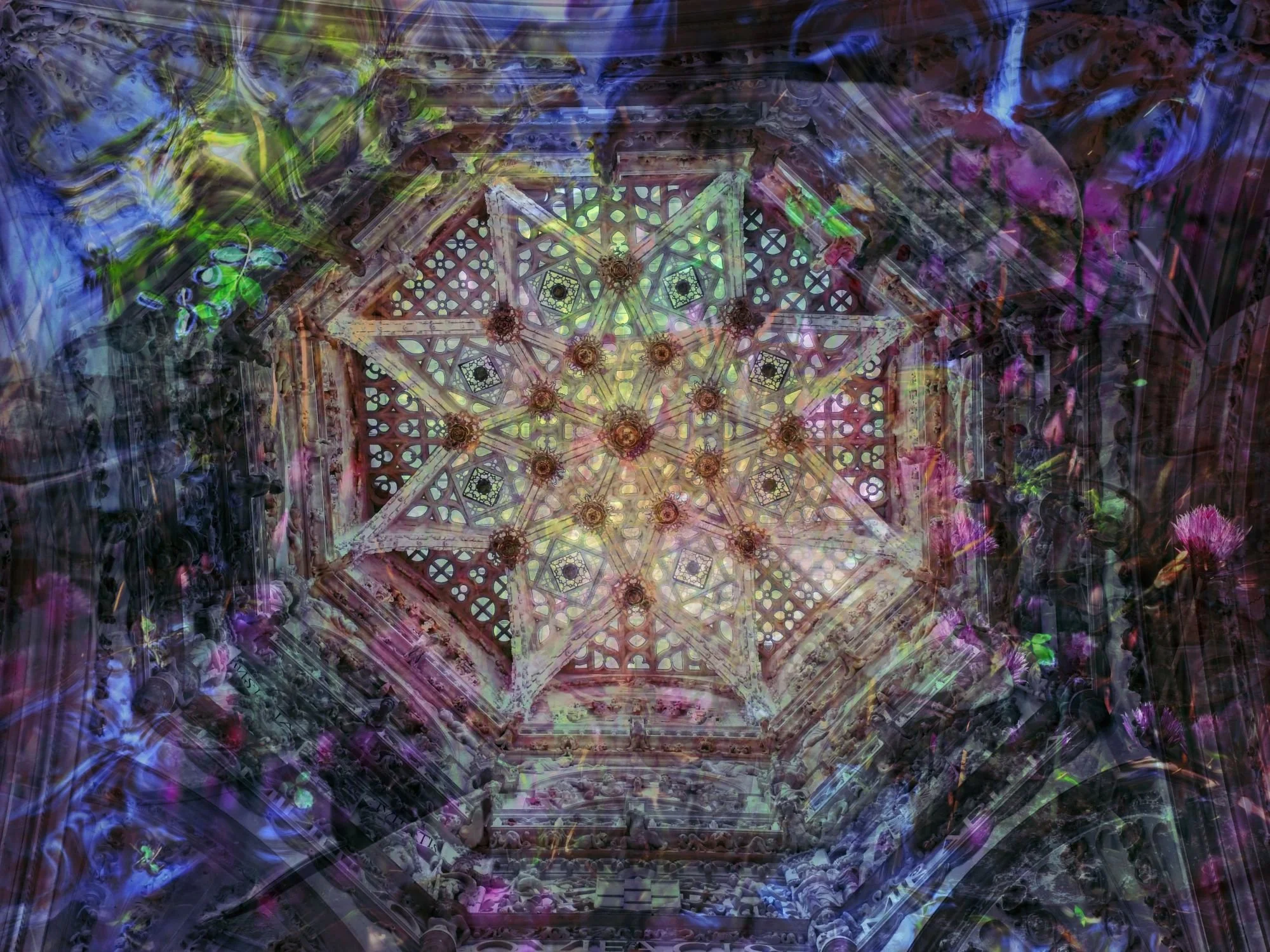 Techo decorado con una estructura de madera con detalles en forma de estrellas y patrones geométricos, adornado con lámparas y decoraciones, rodeado de plantas y flores.