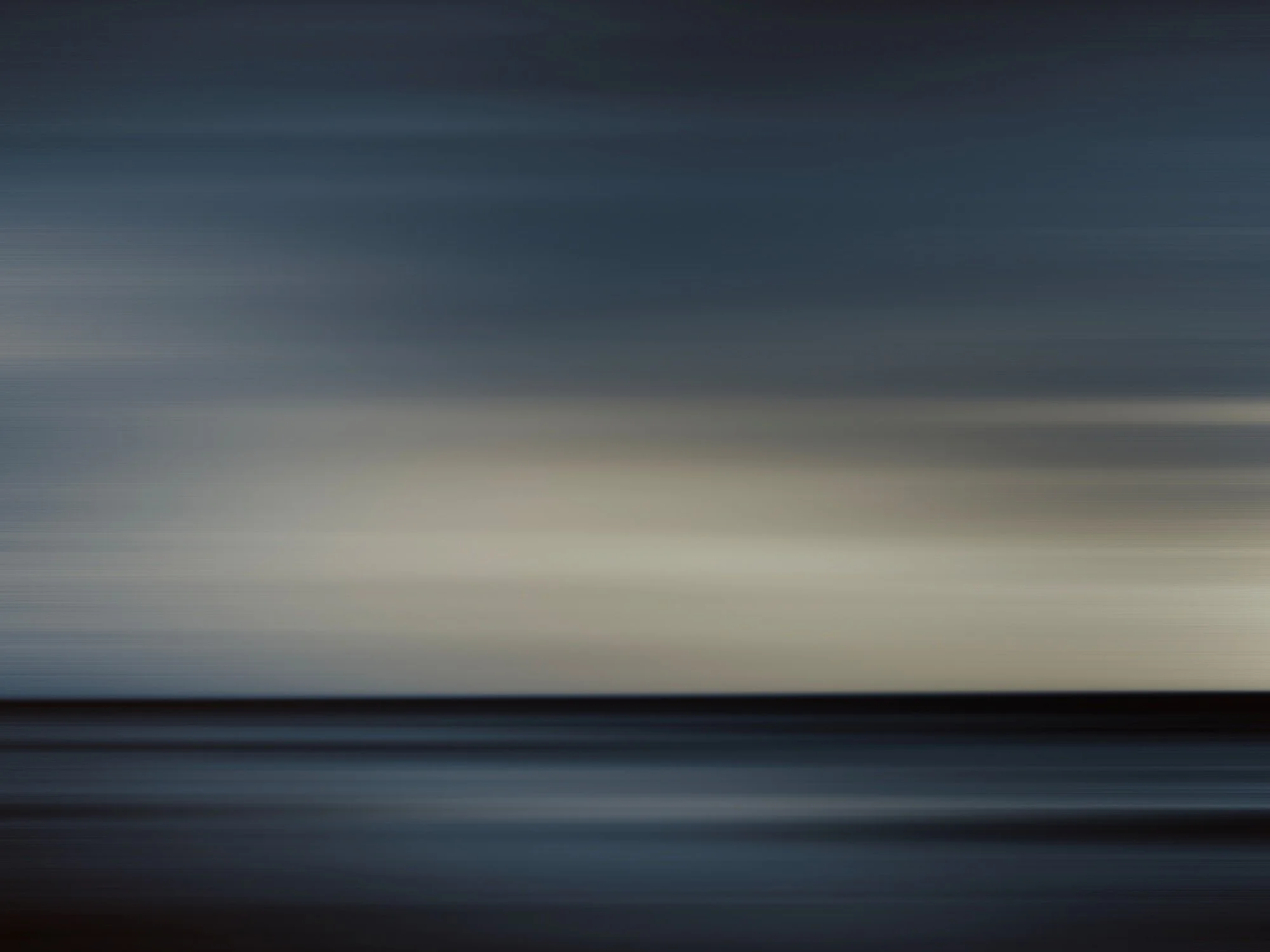 Fondo de pantalla con líneas horizontales de diferentes tonos oscuros y gradientes de gris a negro.