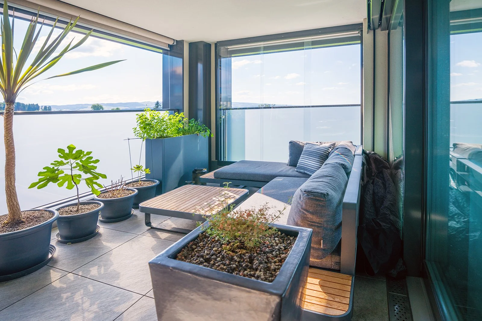 Large terrace with dining table & lounge