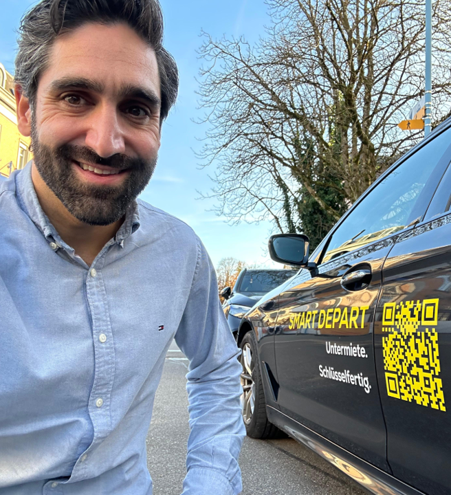 Andreas Delis, founder of SMART DEPART, next to the company car – on the way to photo shoots, viewings and handovers on site