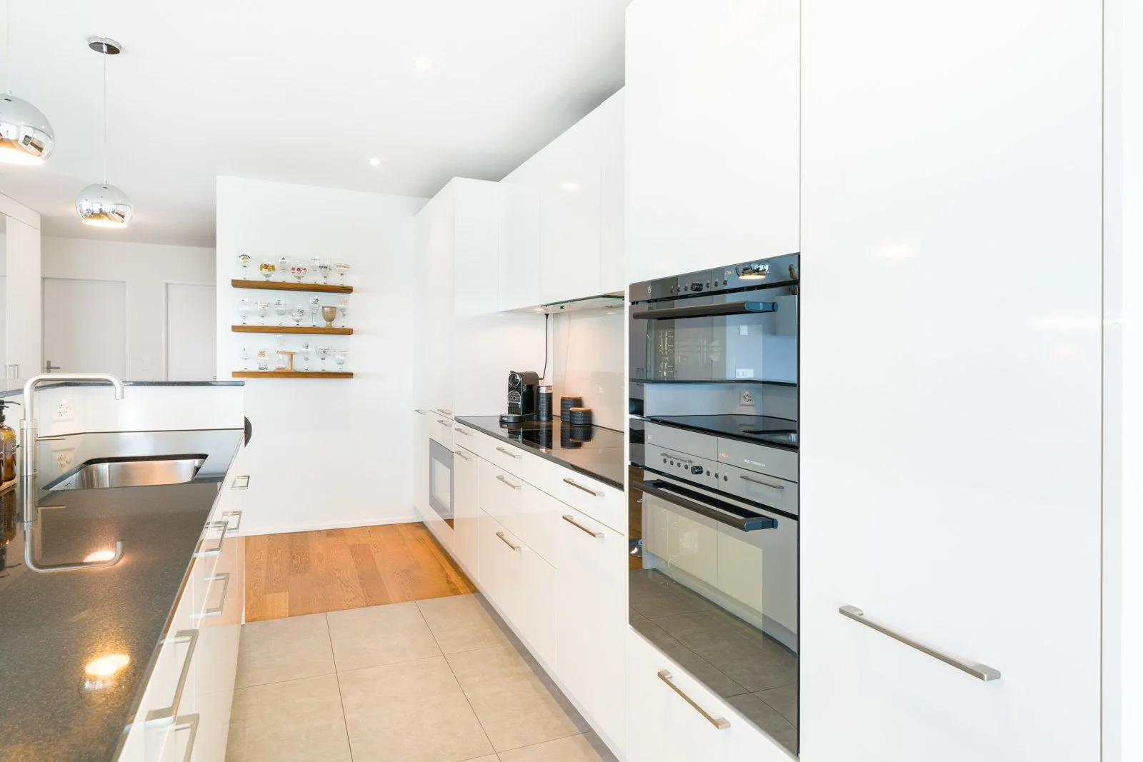 Generous kitchen with steamer and Quooker