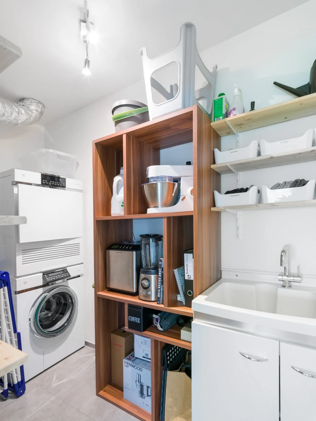 Utility room with washing machine and tumble-dryer