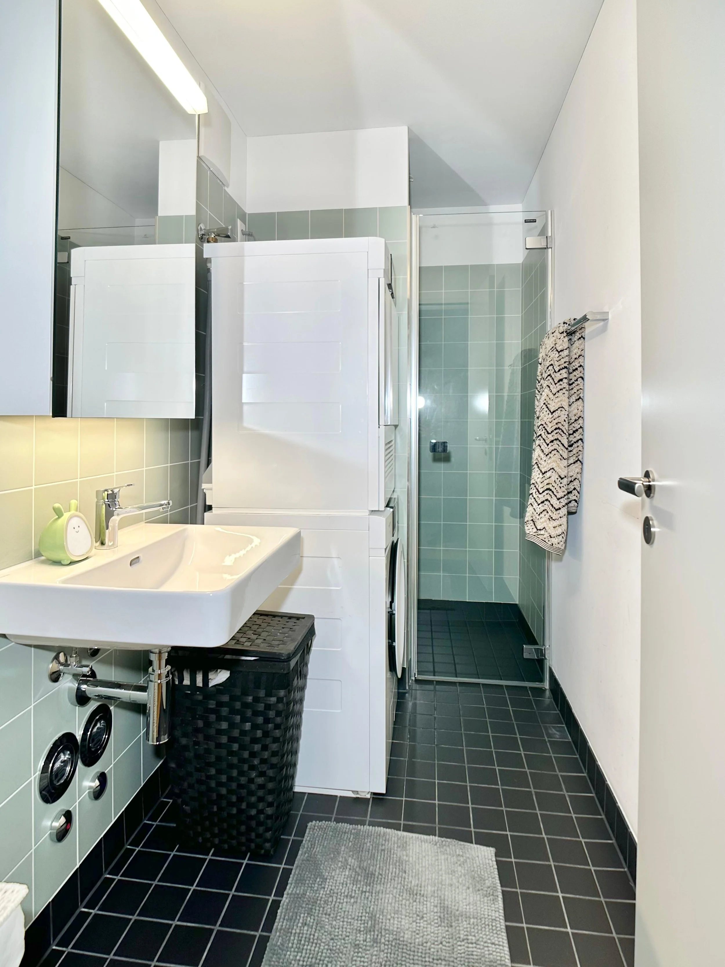 7 - 2nd Bathroom.jpeg