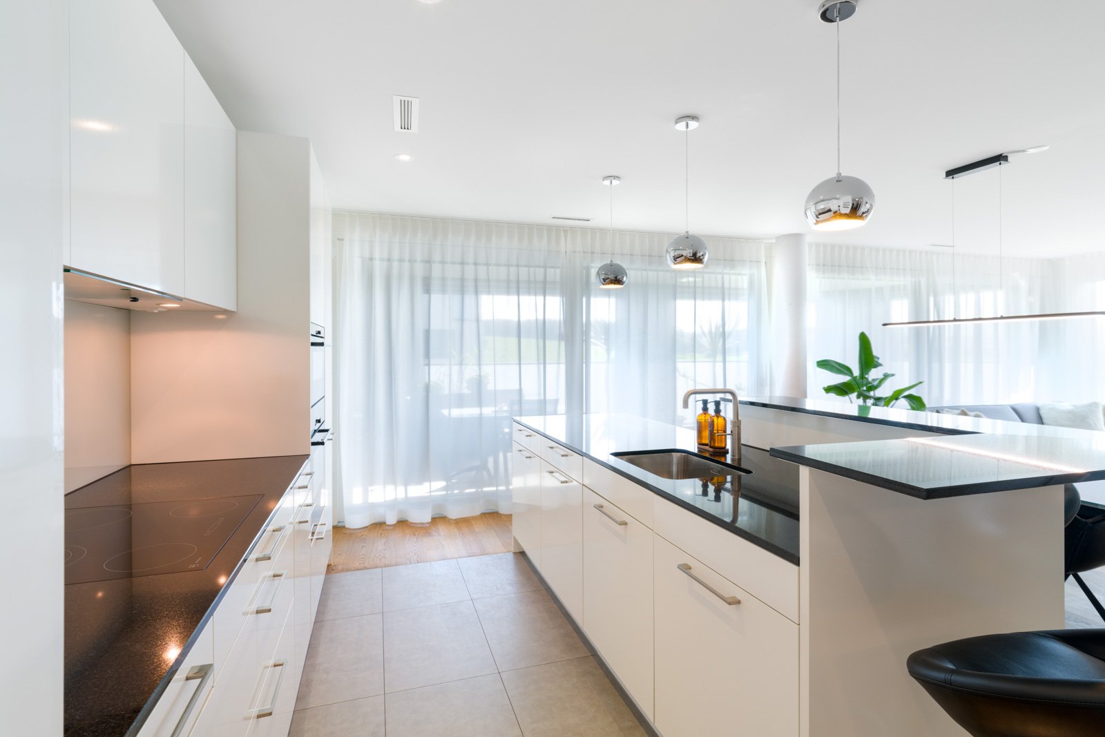 Generous kitchen with steamer and Quooker