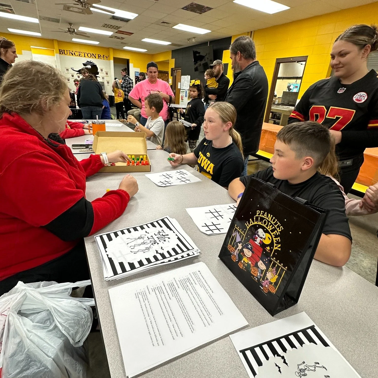 Family learning was in full swing at Bunceton! 🎃 Students and families connected through fun fall activities, pumpkin stories, marshmallow towers, and a &ldquo;monster mash&rdquo; snack, before gathering for a movie night with Charlie Brown and the 
