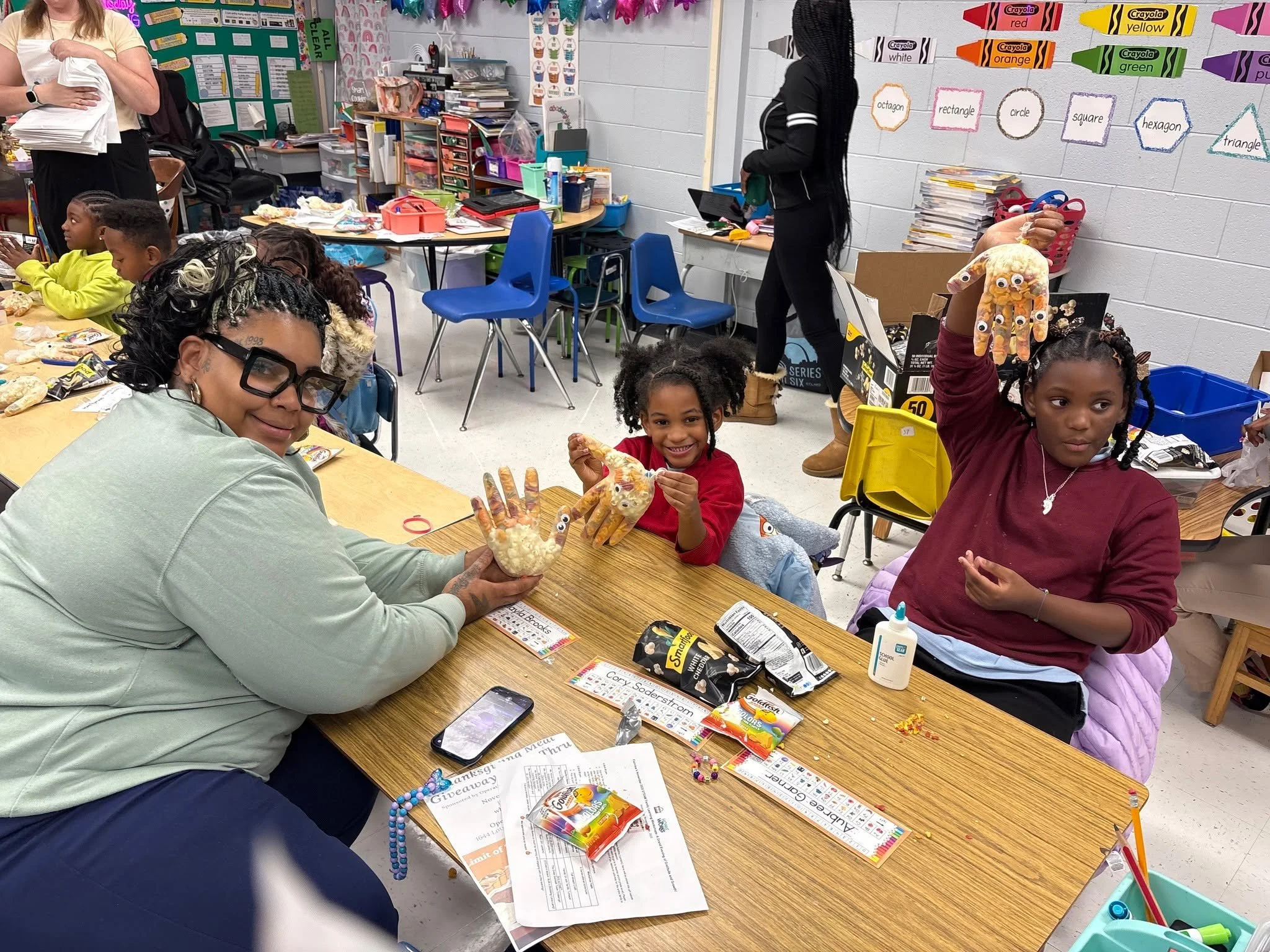 Fairviews Family Learning Workshop, A Grand Evening of Gratitude and Growth, was a night to remember! Families joined teachers for hands-on STEAM workshops, measuring ingredients to make snack turkeys, exploring the 5 senses, and creating bubbling la