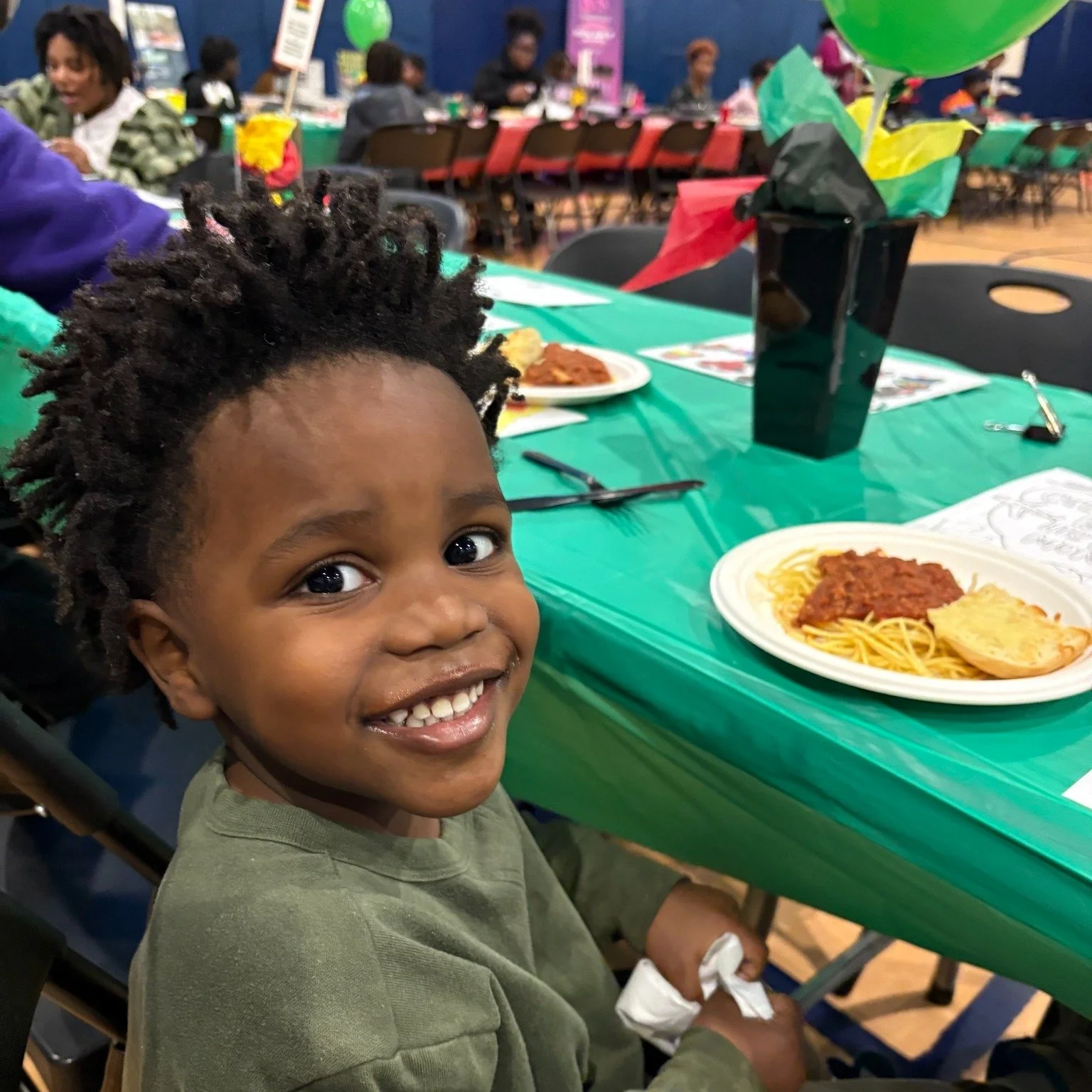 Confluence Academy - Old North Campus  families gathered for a Family Dinner filled with connection and celebration. Families explored resources from @rcoutdoorsstl , met community partners like The Sophia Project Inc.  and Girl Scouts , and enjoyed 