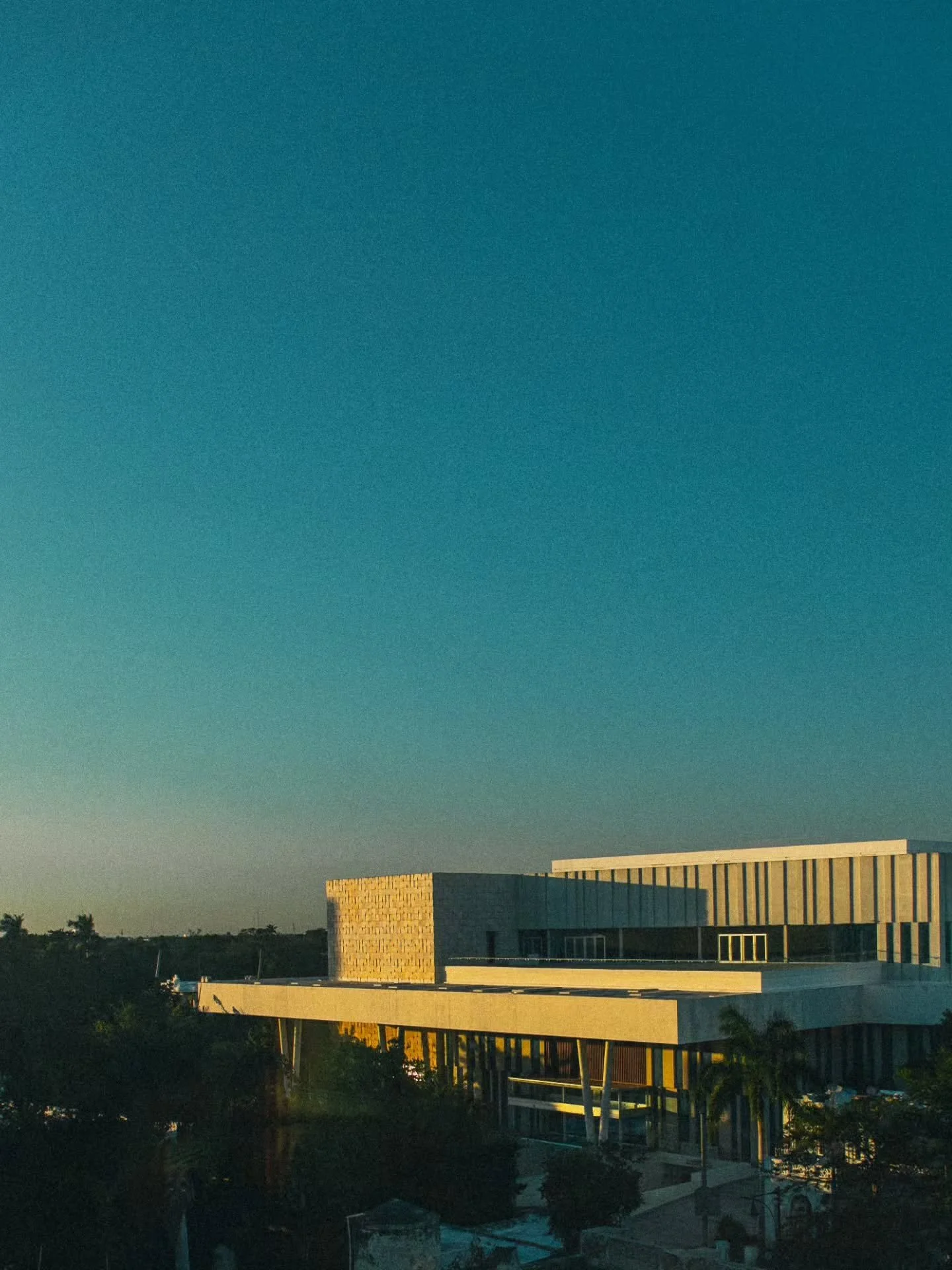 El sol se despide lento.
.
.
.
#merida #atardecer #architecture