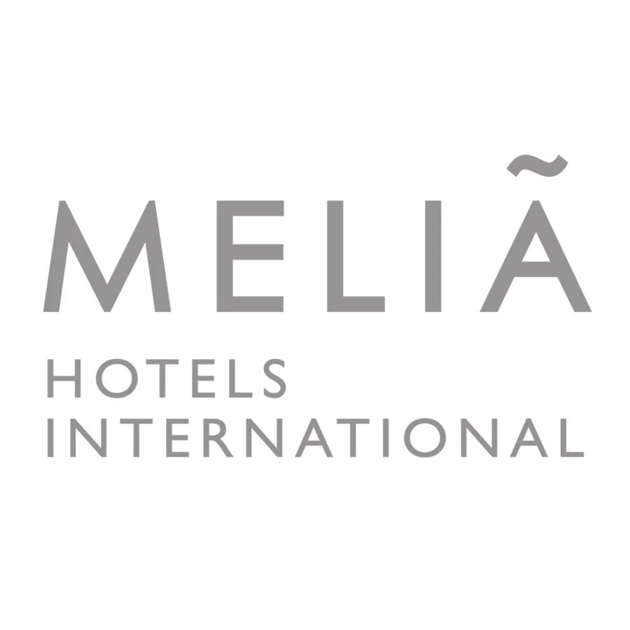 Logotipo de Melia Hoteles Internacional en colores gris.