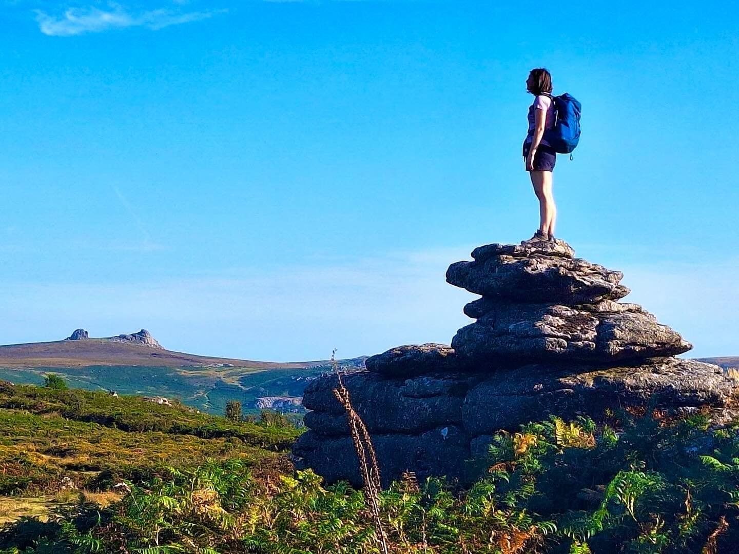 Surveying the beautiful Dartmoor landscape in the late afternoon sunshine at the end of a perfect day&hellip; (A great vantage point at Bowerman&rsquo;s nose looking towards Hound Tor) #dartmoor #dartmoornationalpark #hiking #croydonmountaineeringclu