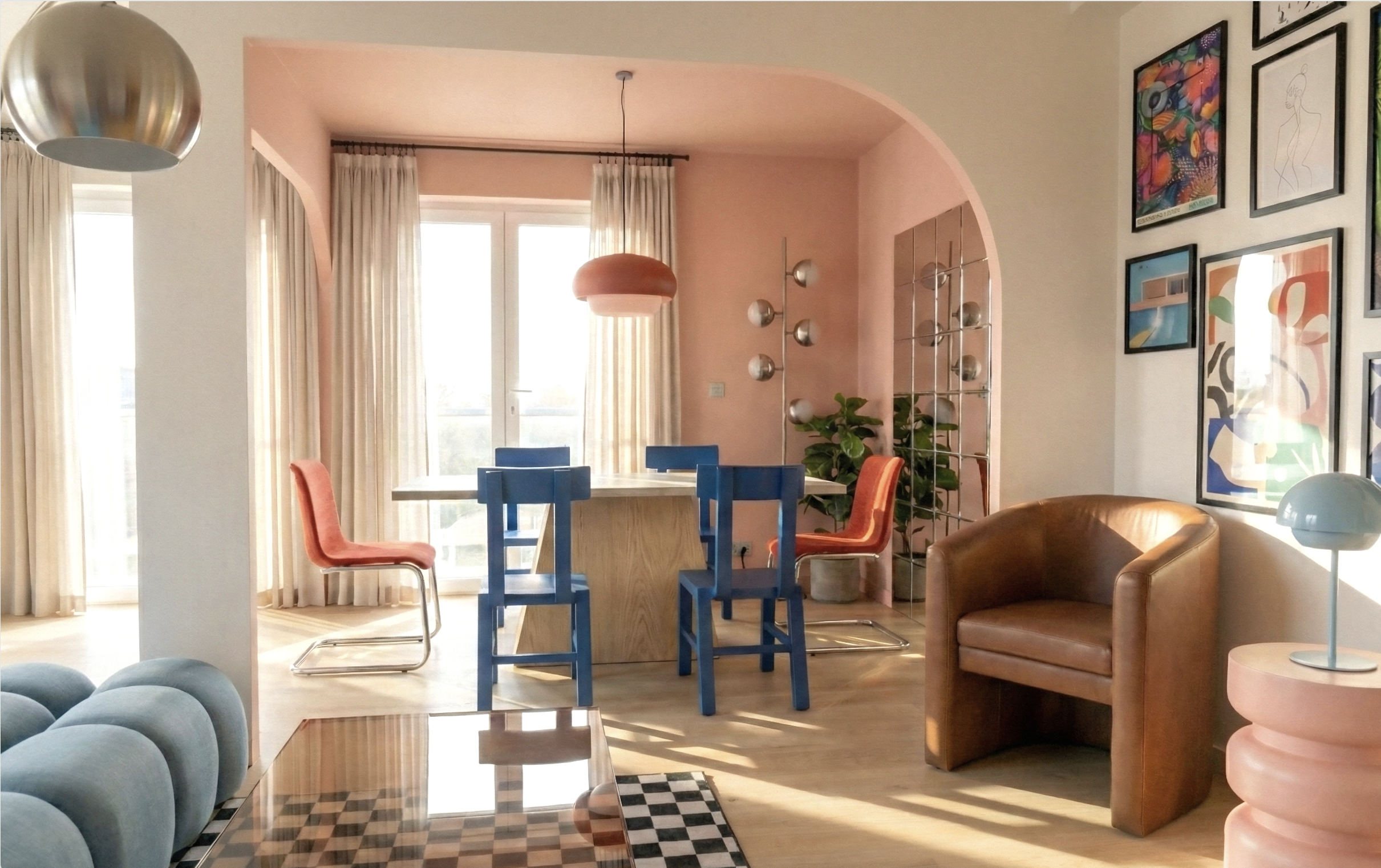 Salon moderne avec un mur blanc, un fauteuil en cuir marron, une table basse en bois avec dessus en mosaïque, plusieurs œuvres d'art modernes accrochées au mur, un lampadaire en forme de champignon, un canapé gris, un coin salle à manger avec un meuble en bois clair, des chaises bleu et orange, et de grandes fenêtres avec rideaux clairs laissant entrer la lumière naturelle.