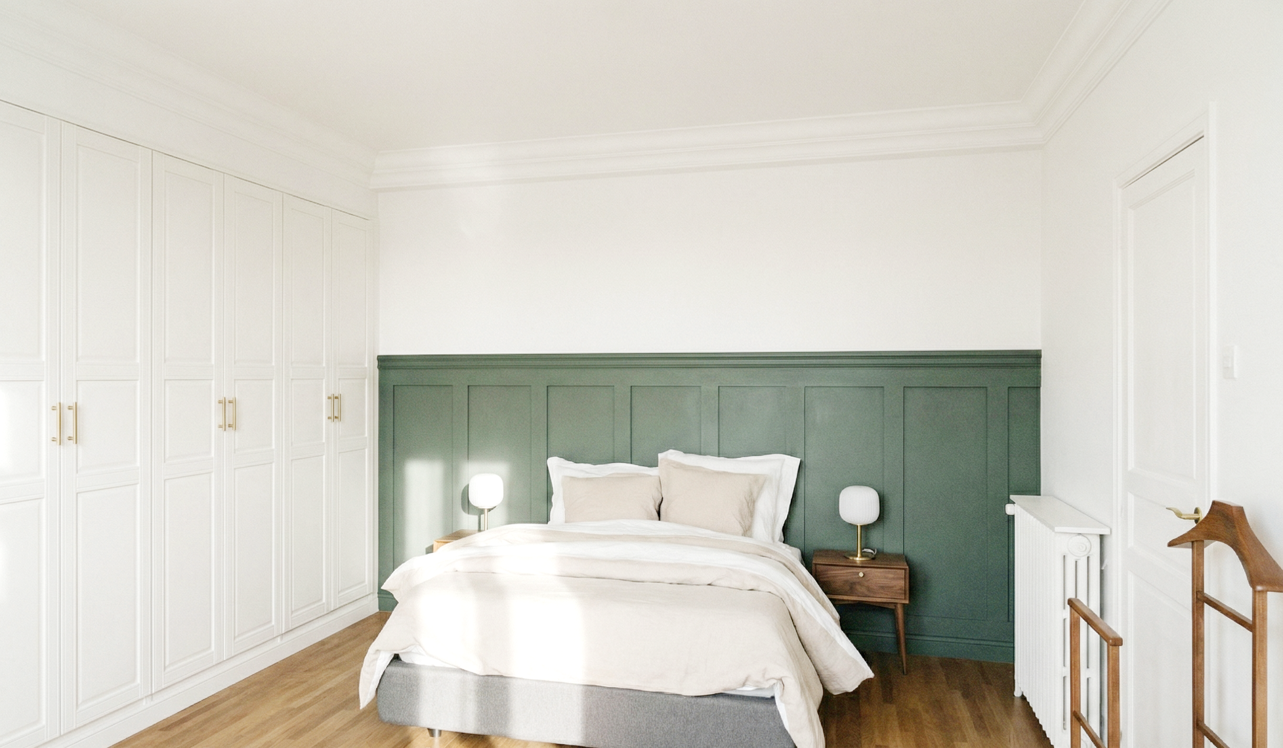 Chambre parentale élégante avec lambris boiserie vert anglais, armoires sur mesure blanches poignées laiton et parquet chêne – rénovation maison de maître 150m², architecte d'intérieur Anthony Mambré Design