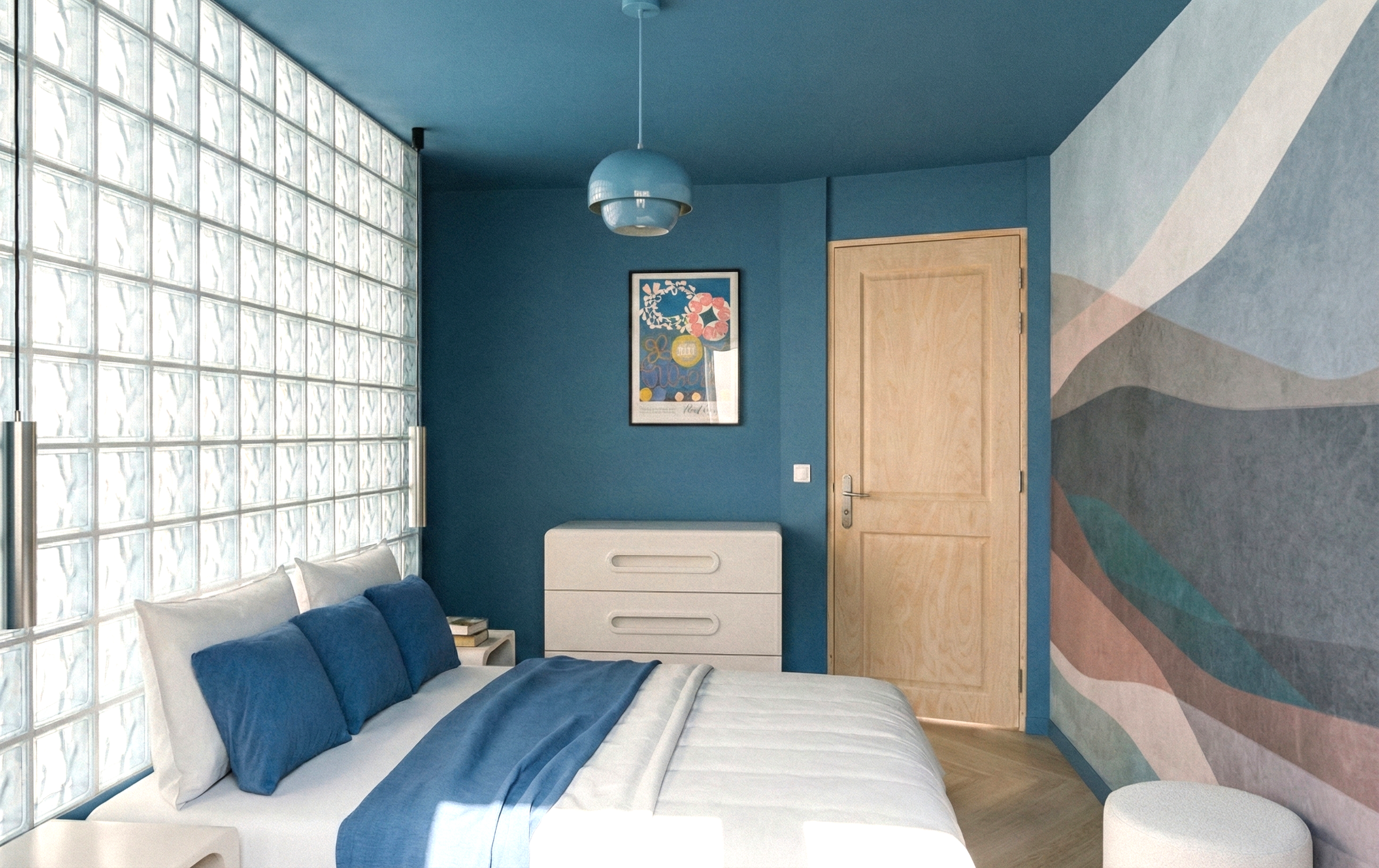 Chambre à coucher avec mur en verre, lit avec draps blancs et coussins bleus, meuble blanc, porte en bois, mur avec peinture abstraite en tons de bleu, rose et gris, lampe suspendue bleue