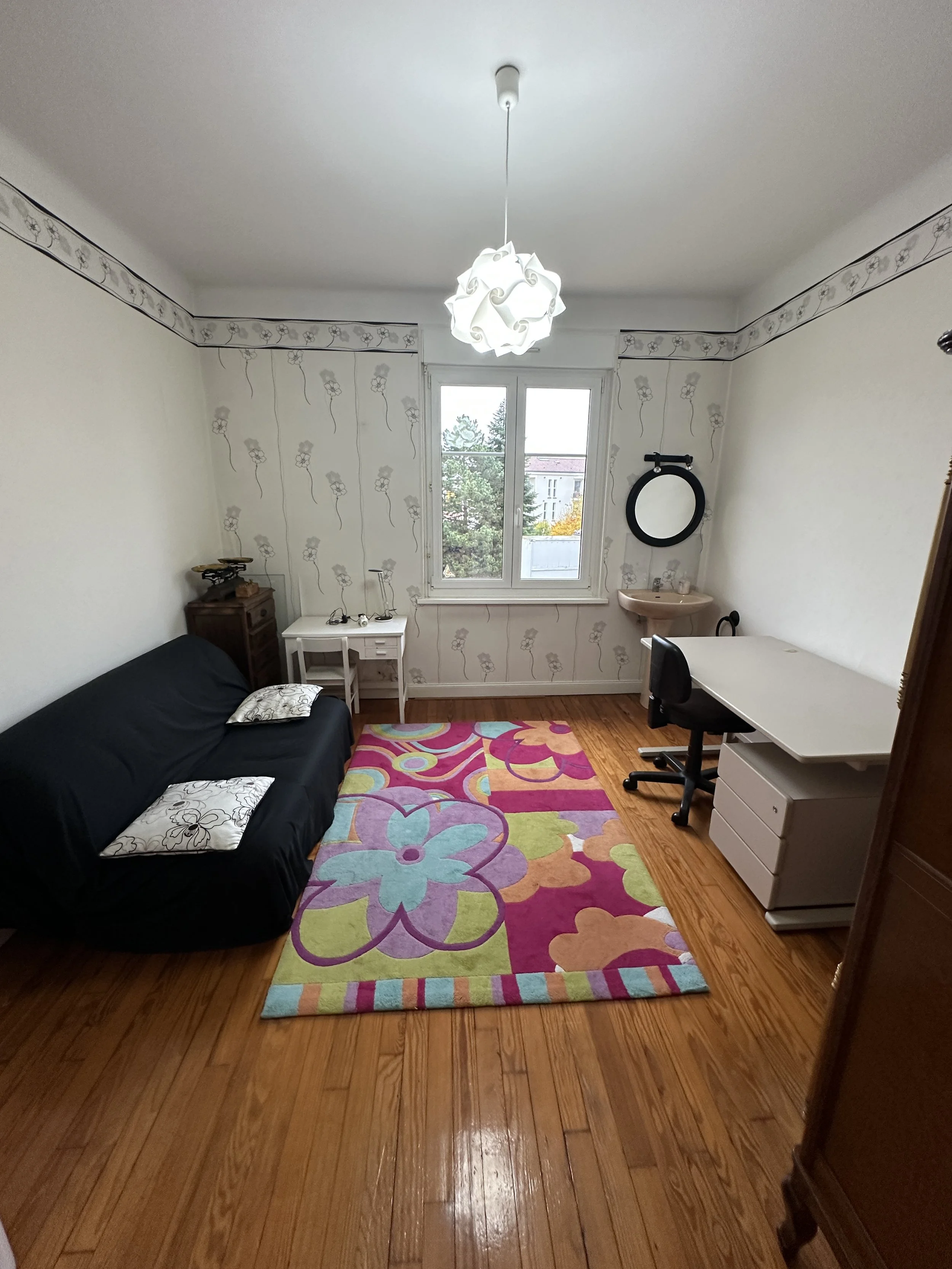 État avant travaux – chambre avec papier peint fleurs noir et blanc, parquet pin et mobilier disparate – avant rénovation maison de maître par Anthony Mambré, architecte d'intérieur