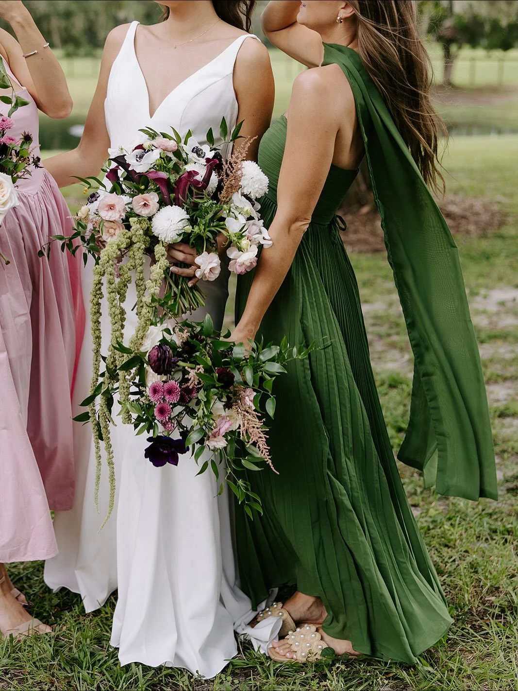 a moment for the bouquet and her beautiful bridesmaids 💍✨